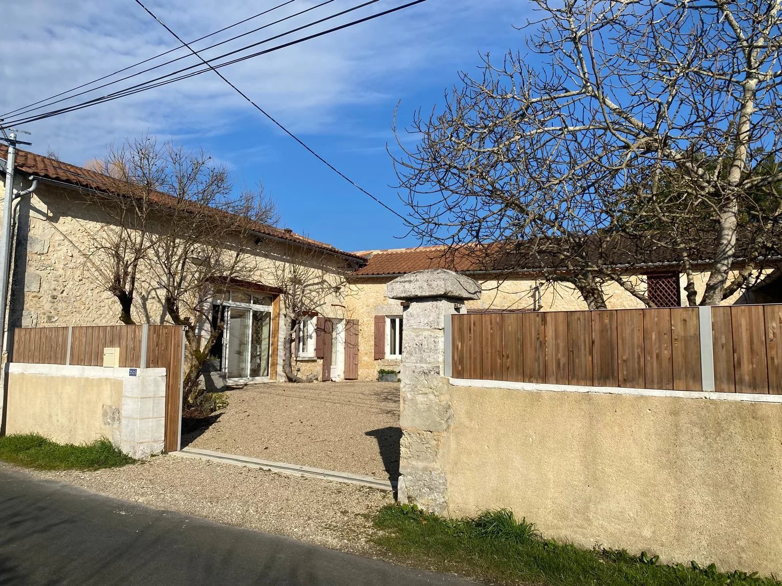 Ferme en pierre magnifiquement rénovée avec une deuxième maison, un lac et une piscine