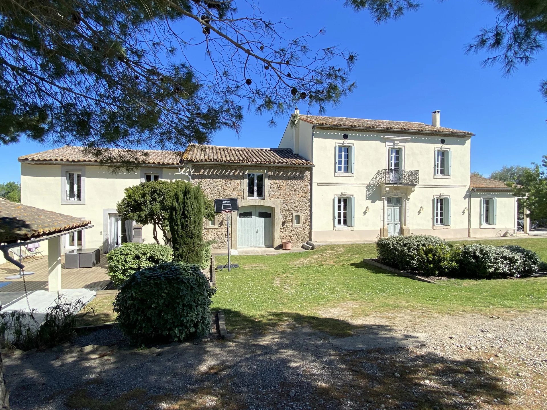 Grande propriété bien rénovée dans un paysage méditerranéen avec une vue exceptionnelle et une piscine.