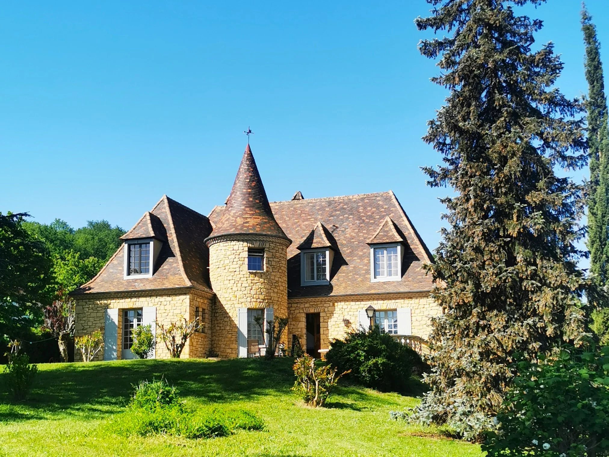 Périgord style house near the Dordogne river