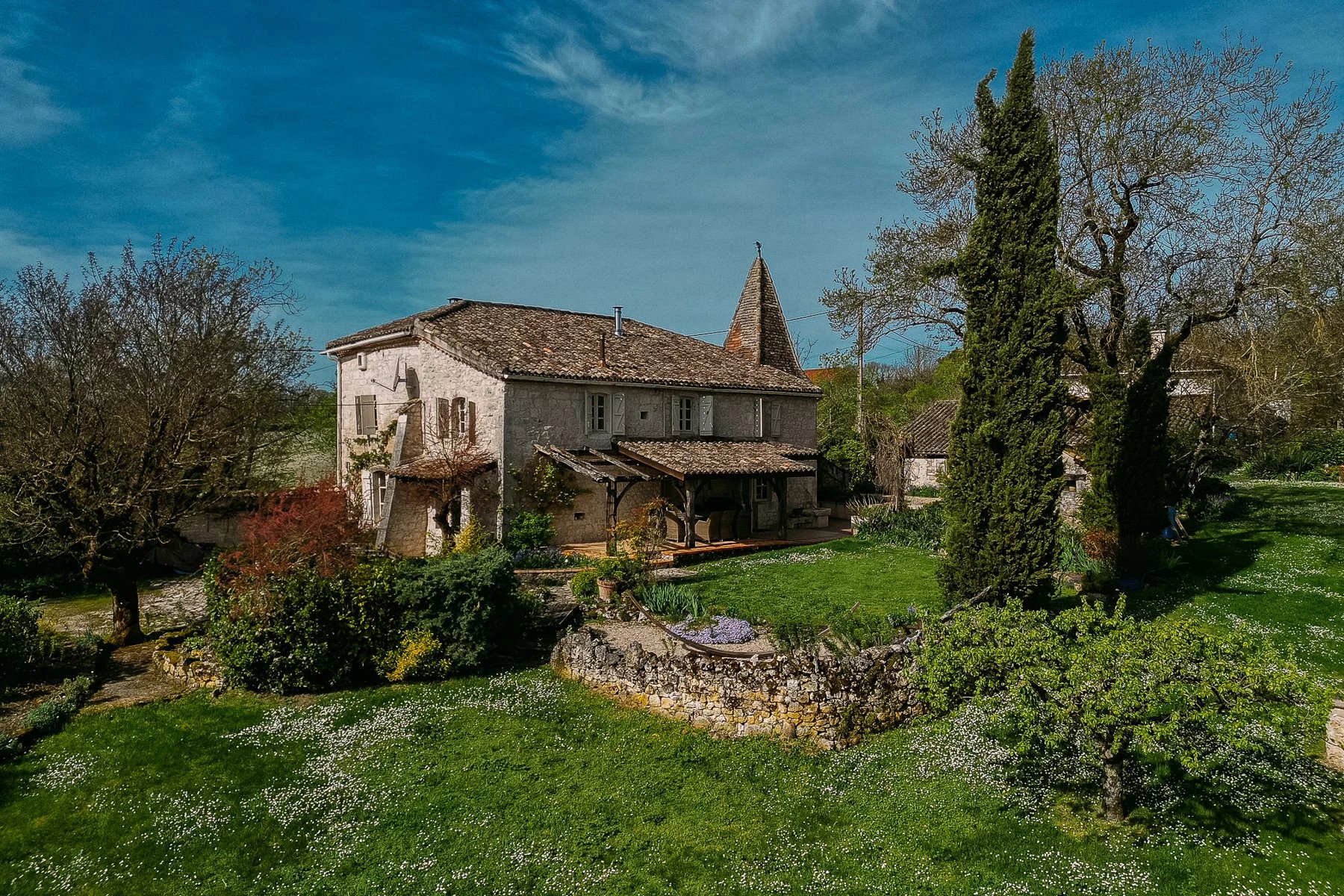 Unwind in Rustic Elegance: Explore Quercy Blanc Retreat's Serene Countryside Escape in SW France