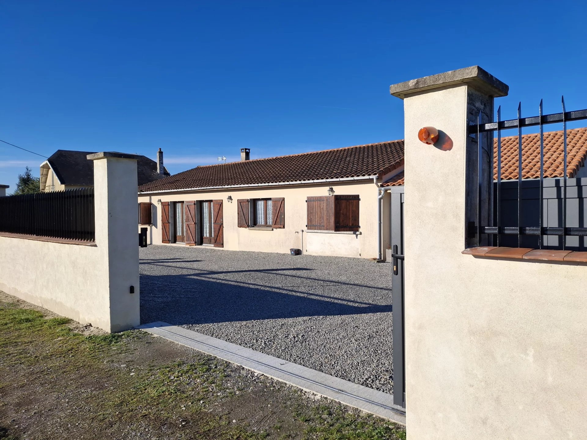 Pavillon de bonne taille de 3 chambres avec potentiel pour une petite exploitation