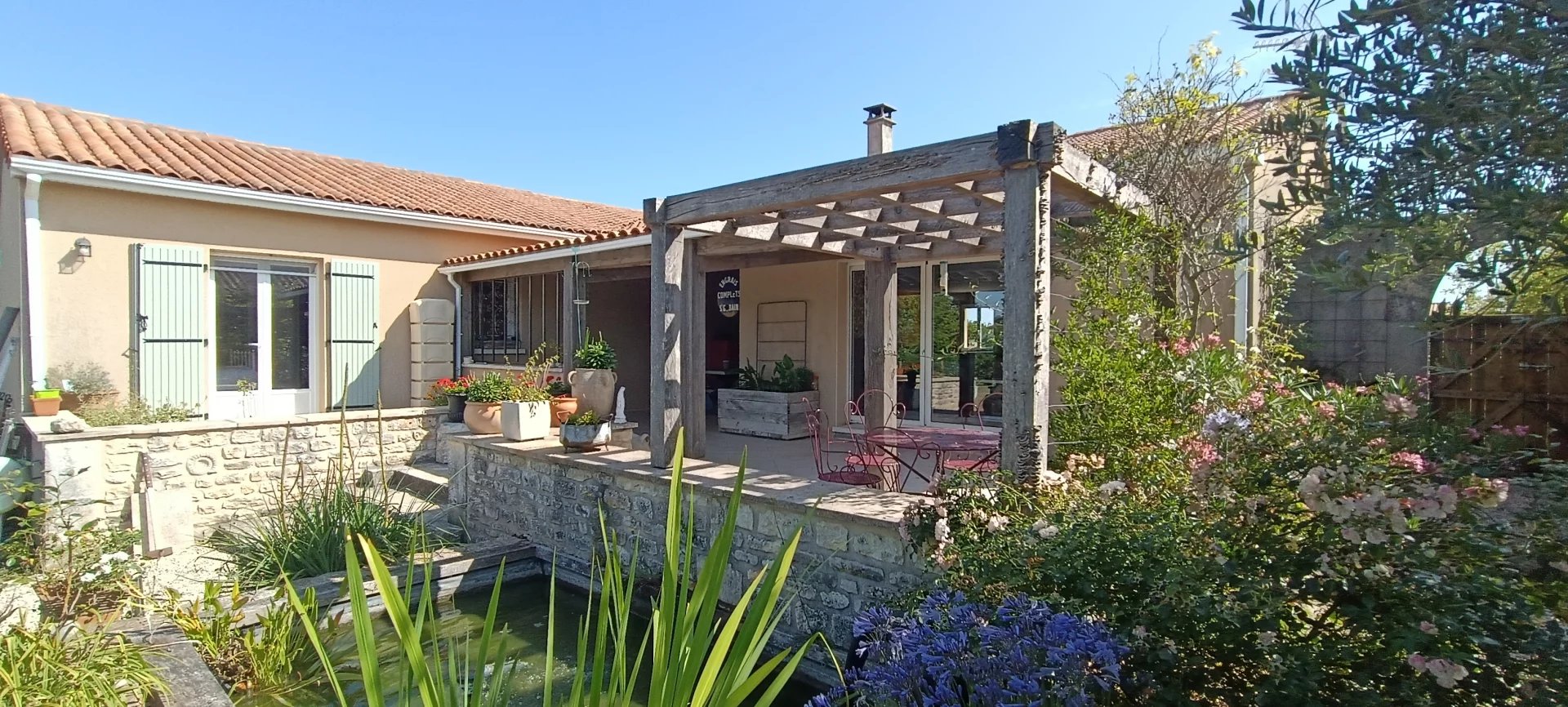Magnificent 4 bed bungalow with large garden in Verteuil