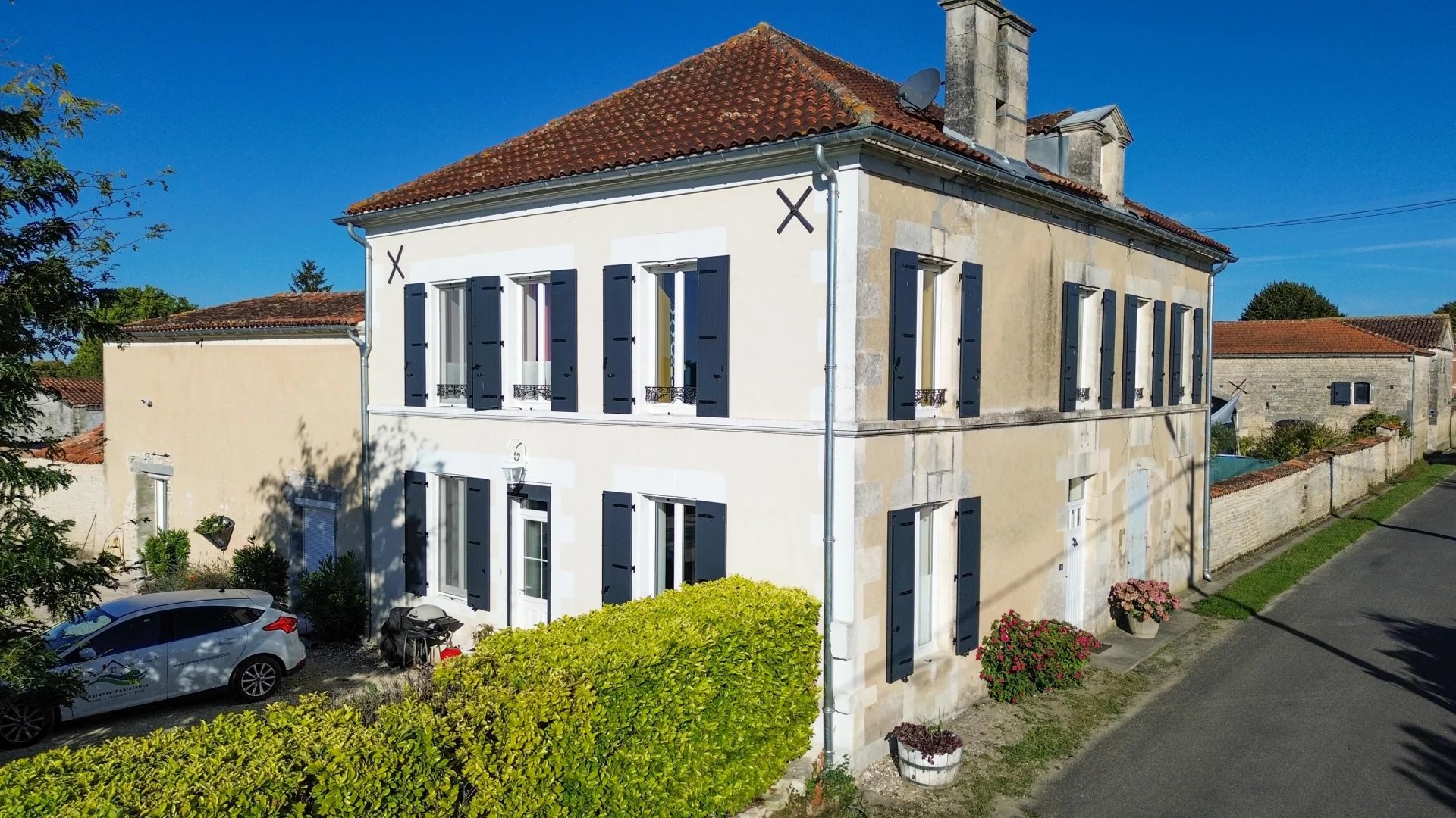 Grande maison avec dépendance et joli jardin.