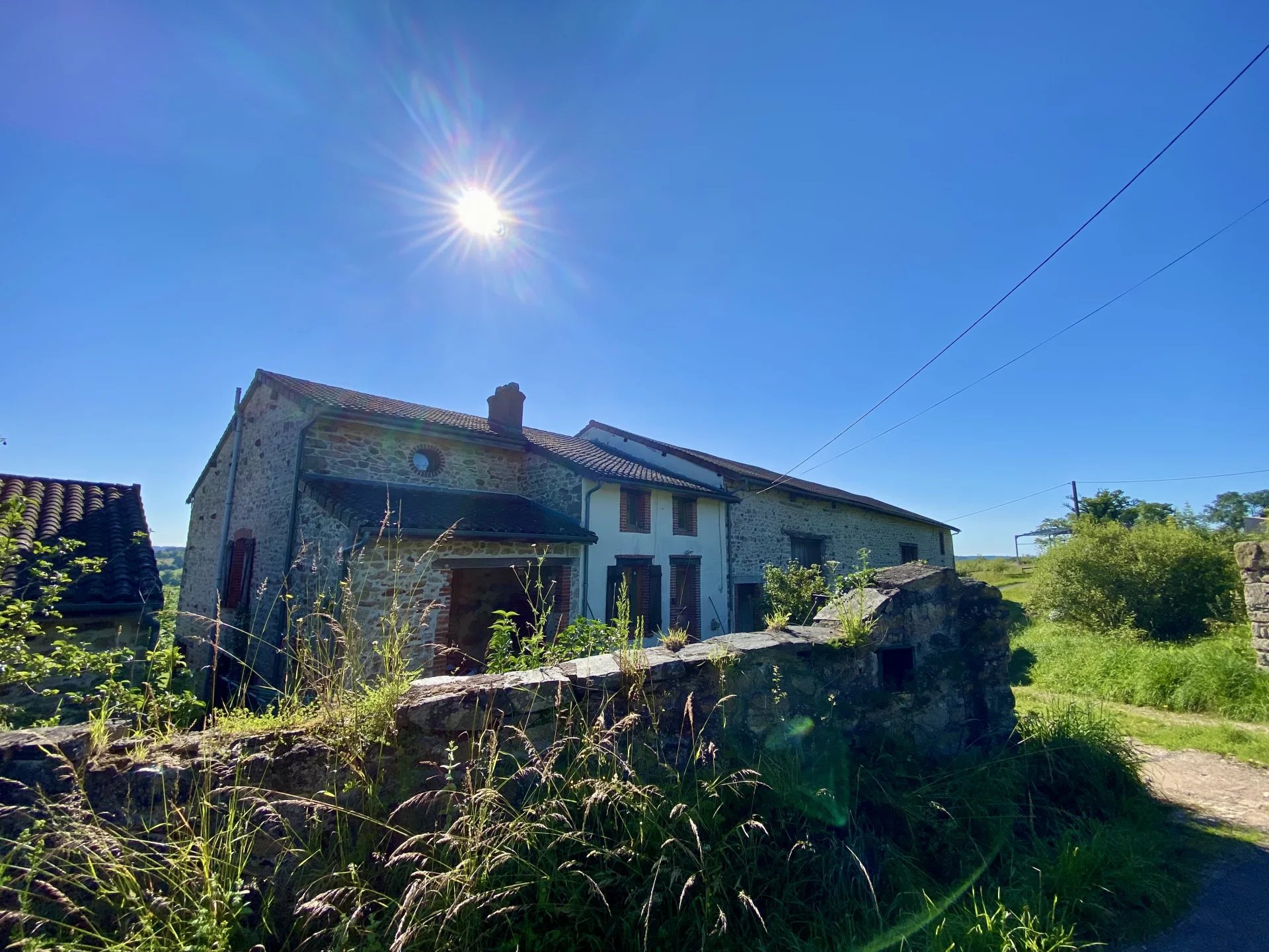 Ferme de 28 hectares avec maison et granges à Bellac