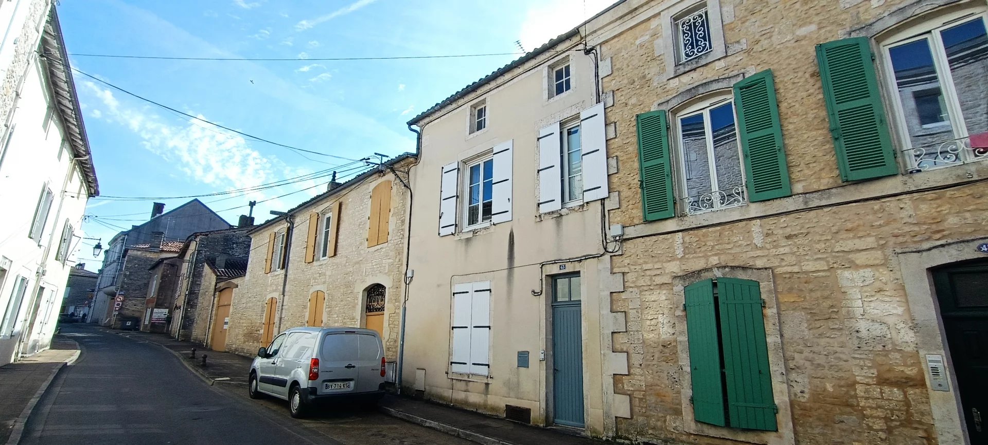 2 bedroom town house close to shops