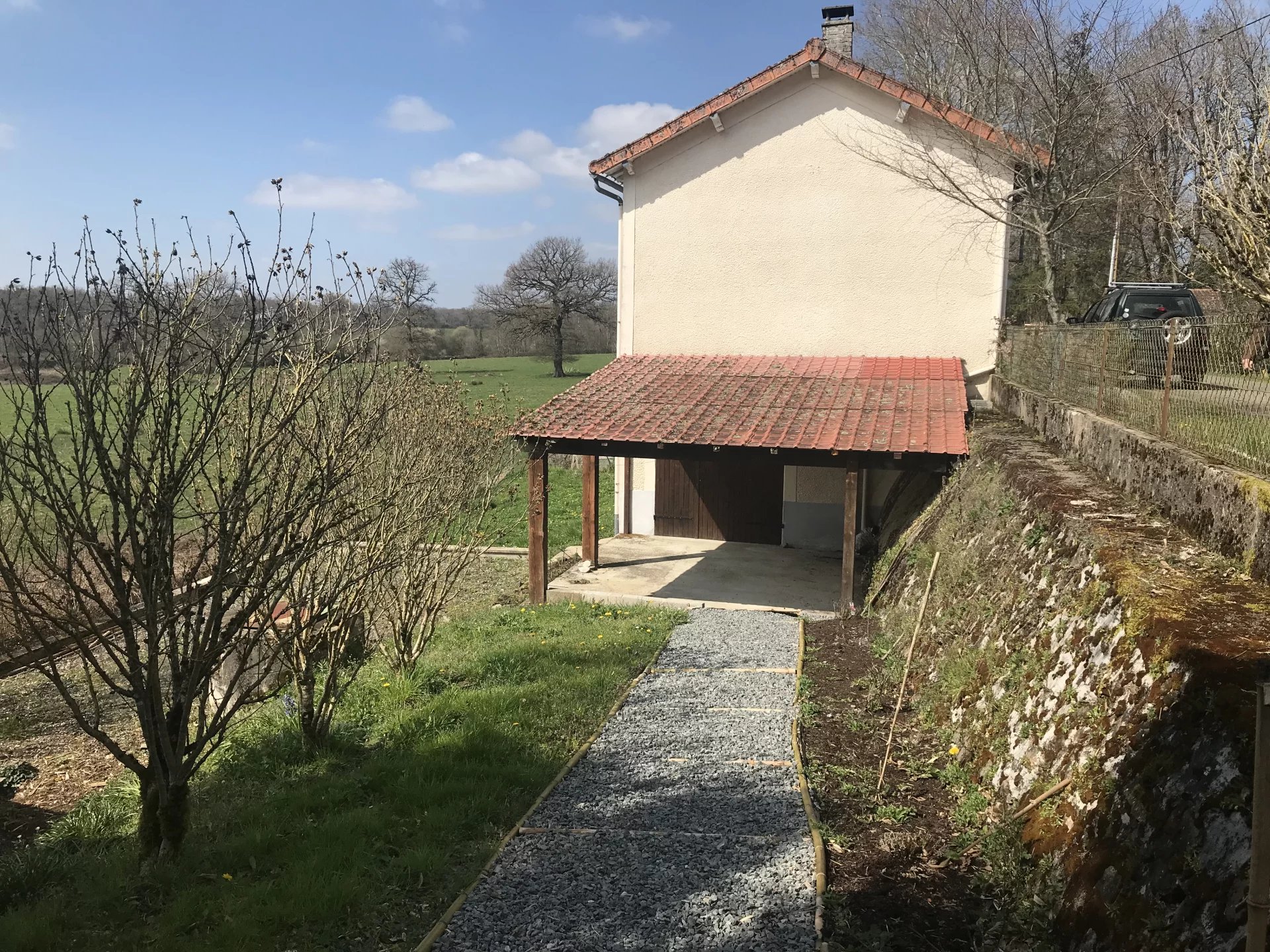 Detached hamlet house close to town