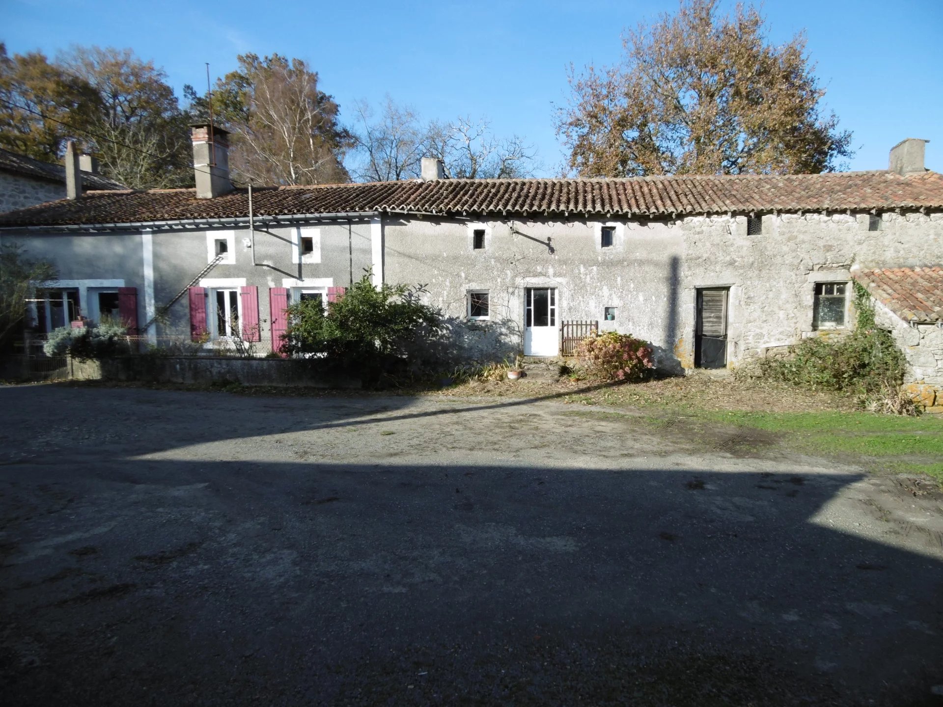 Propriété de caractère dans un hameau