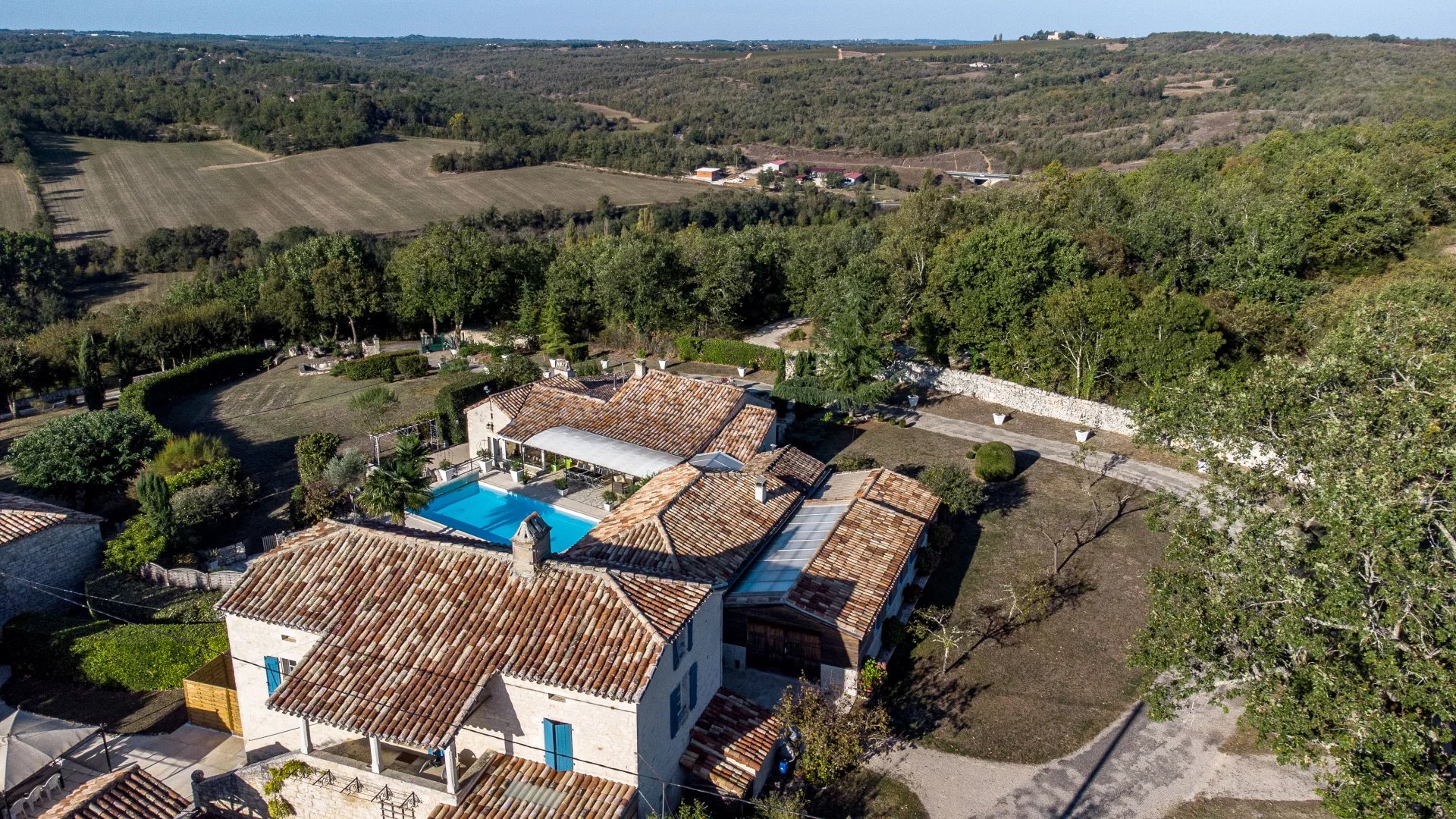 Profitez de l'ambiance méditerranéenne de ce superbe ensemble de propriétés en pierre avec piscine centrale !