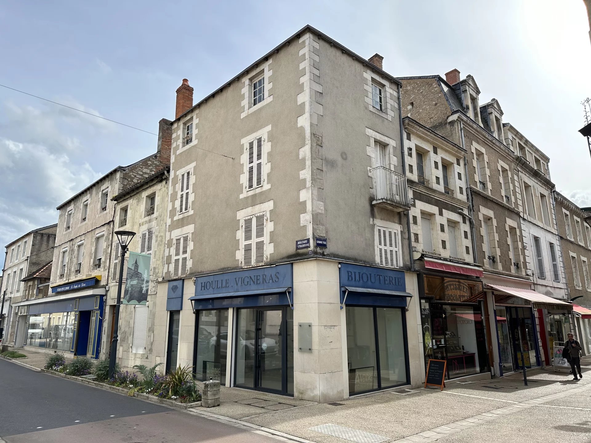 Boutique avec appartement de 3 étages au-dessus *Potentiel locatif*