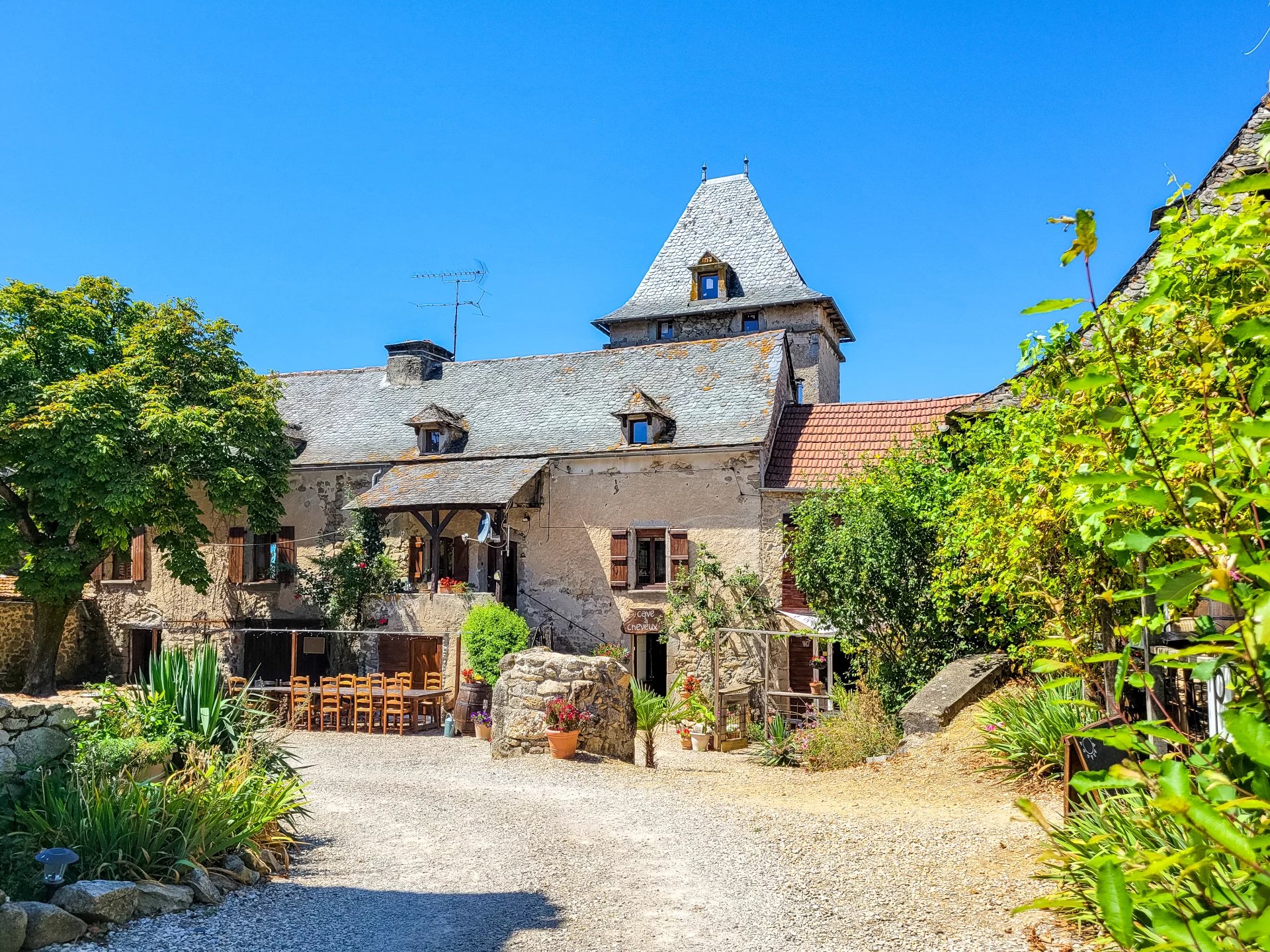 Ferme renovée avec Lodges Safari et un gîte.