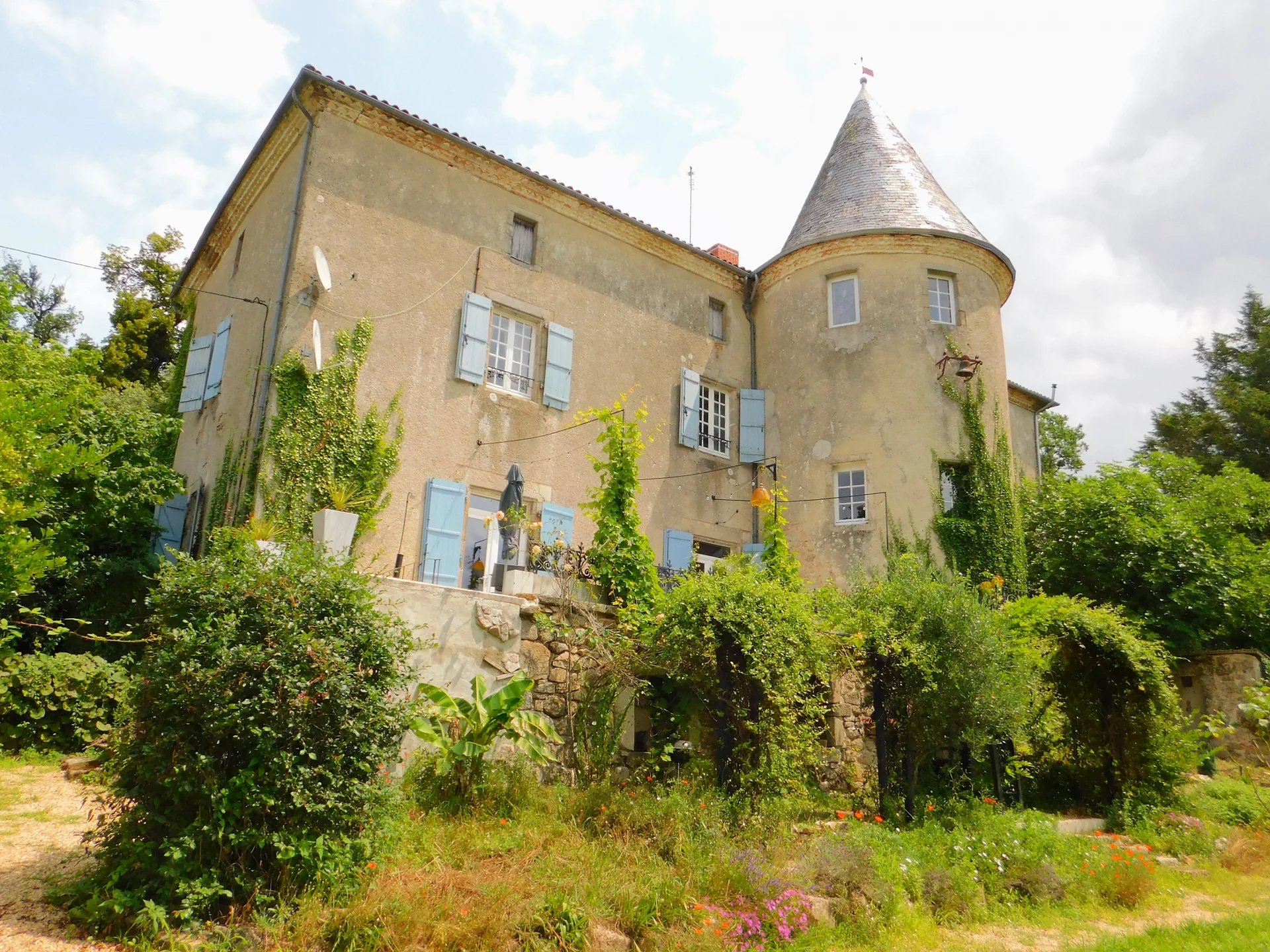 Château datant du 13ème siècle avec une belle vue sur la campagne