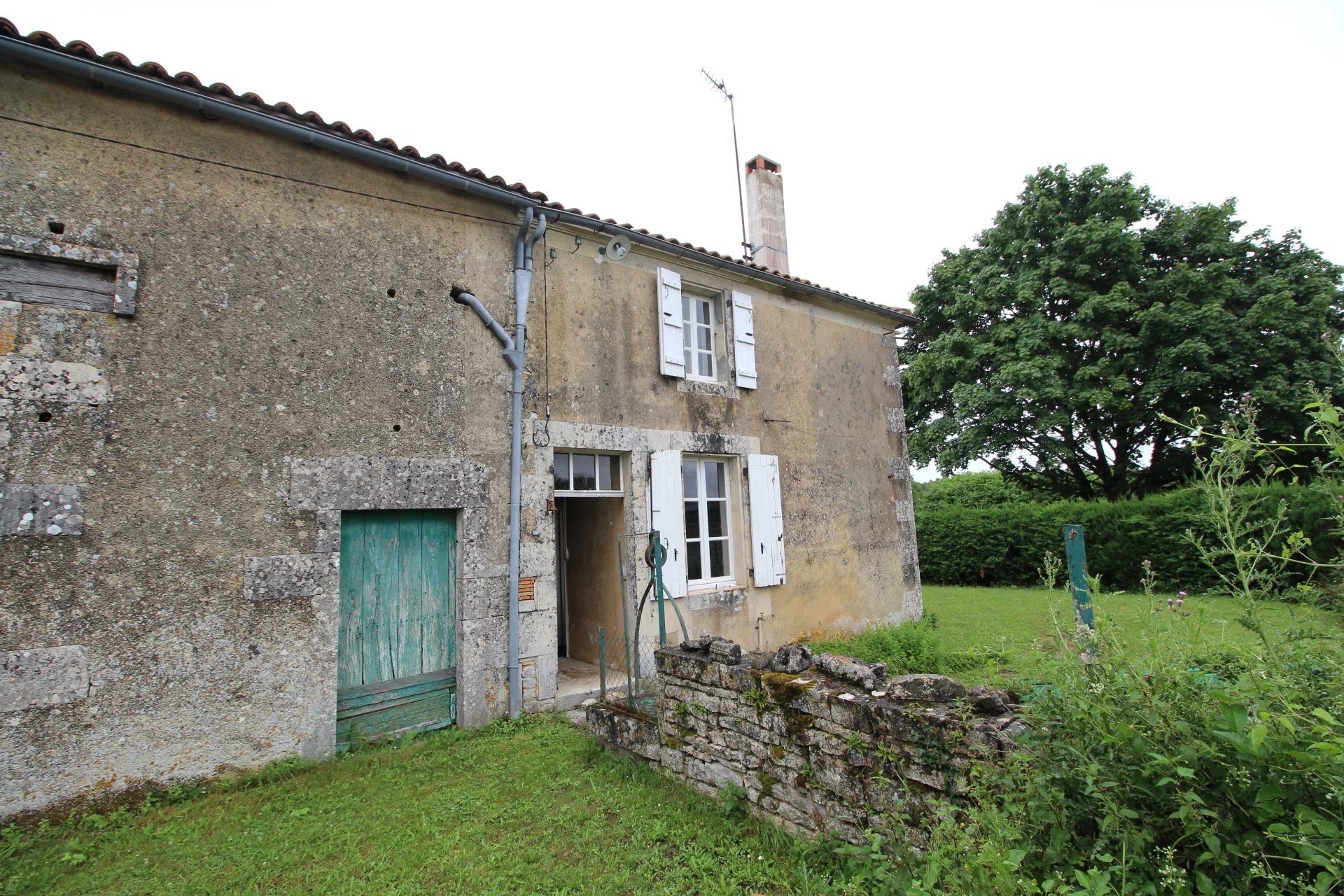 One bedroom detached house close to the popular chateau town of Verteuil-sur-Charente
