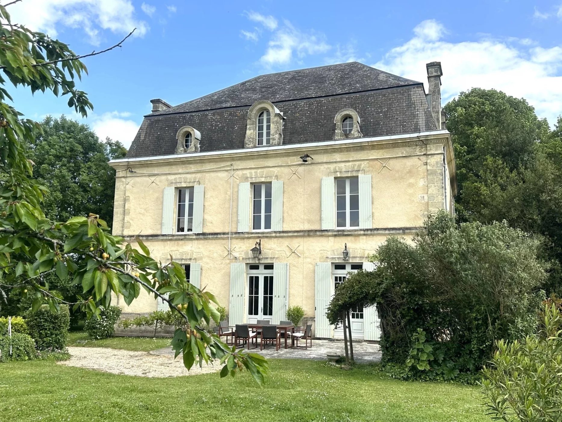 Magnificent 19th century Manor house in the heart of vineyards