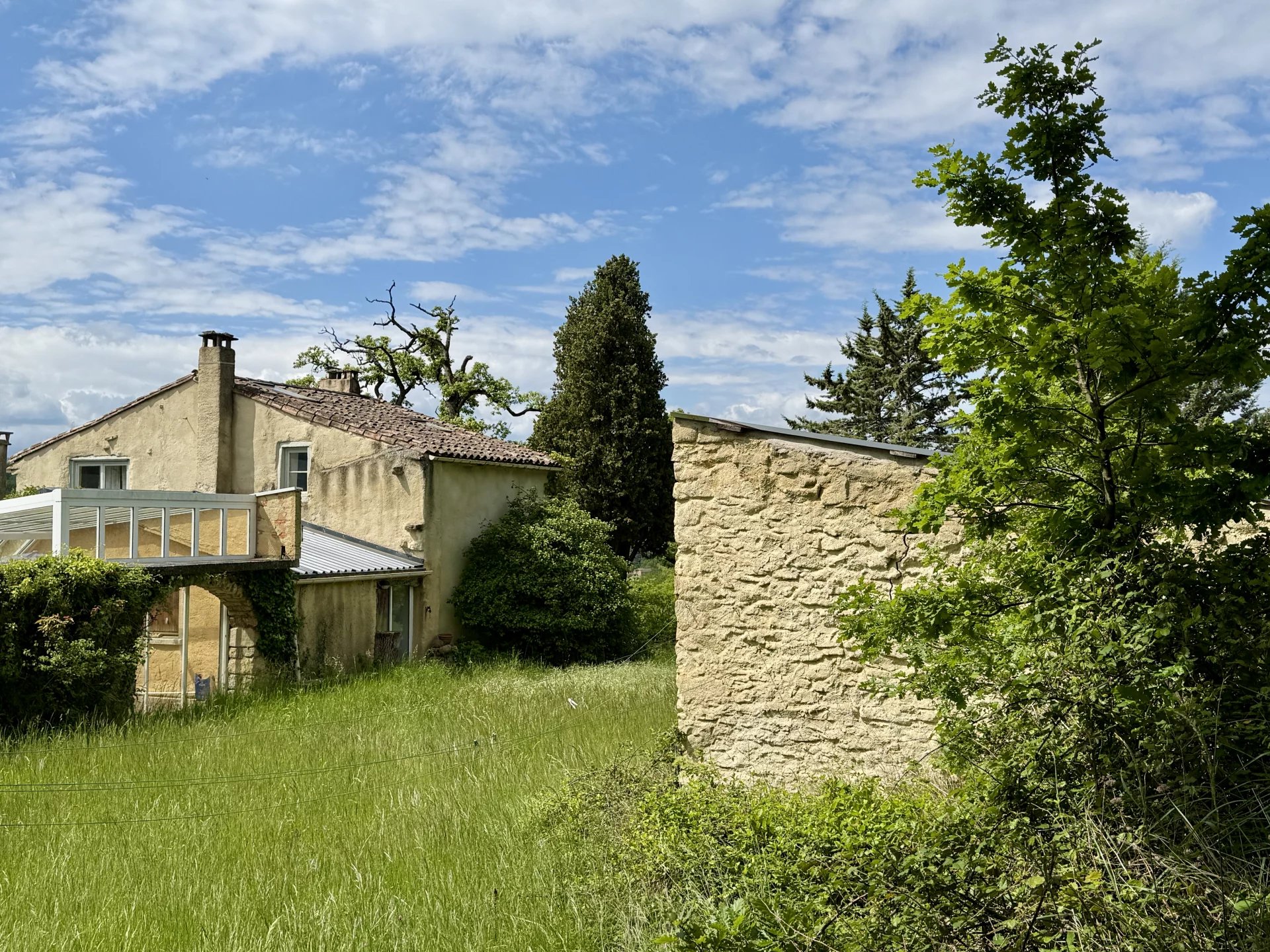 Ensemble rural de deux maisons sur grand terrain