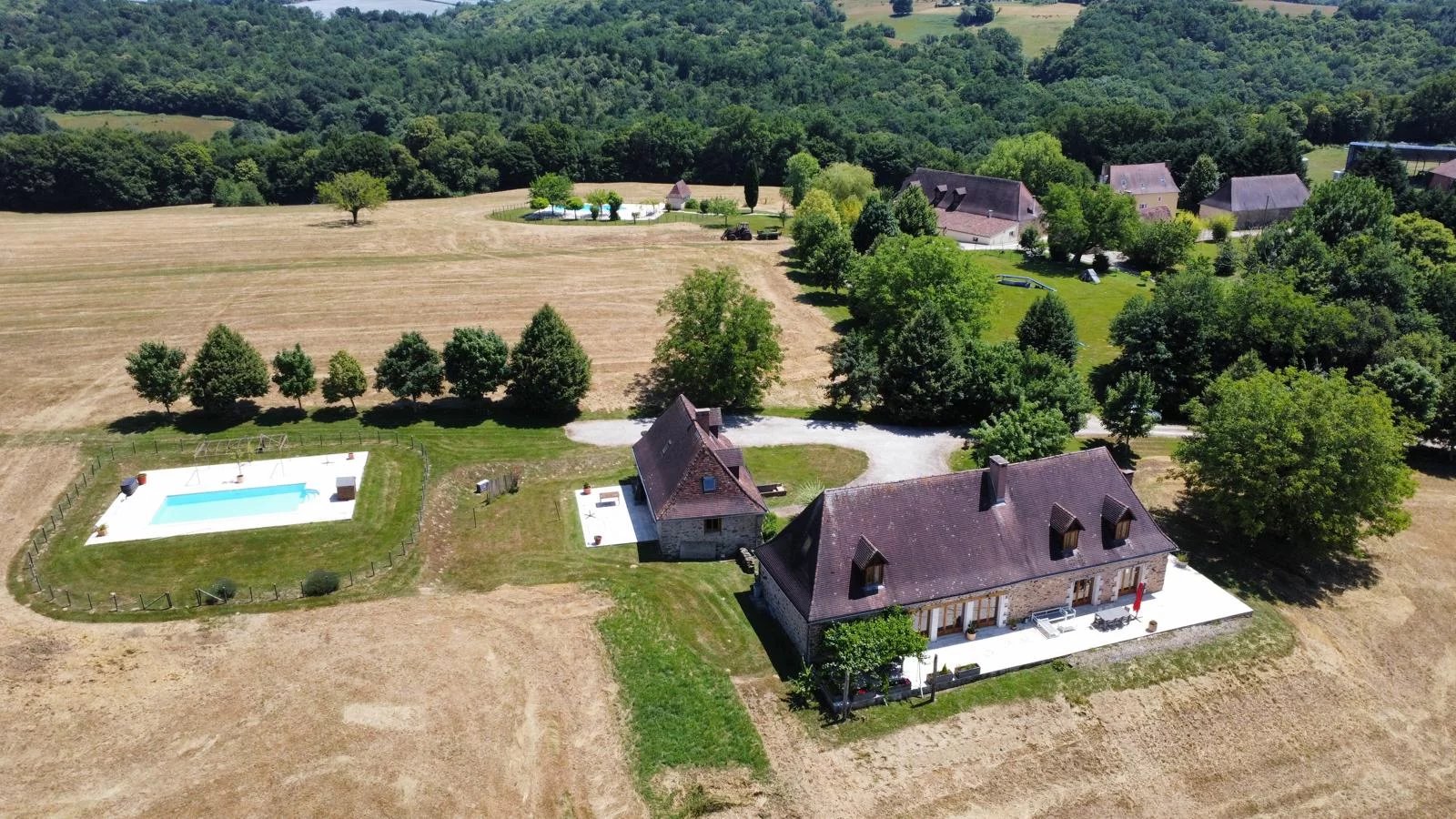 Exceptional estate with multiple dwellings offering strong potential for an equestrian or tourist activity