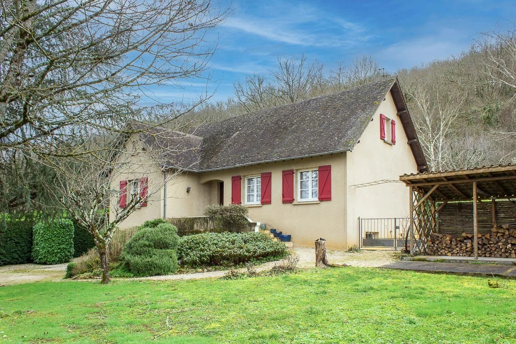 Attractive, 3 storey, 4 bedroomed property with pool, within easy reach of Figeac