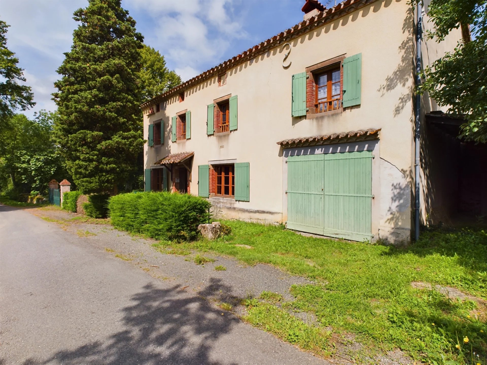 House with no neighbours for renovation