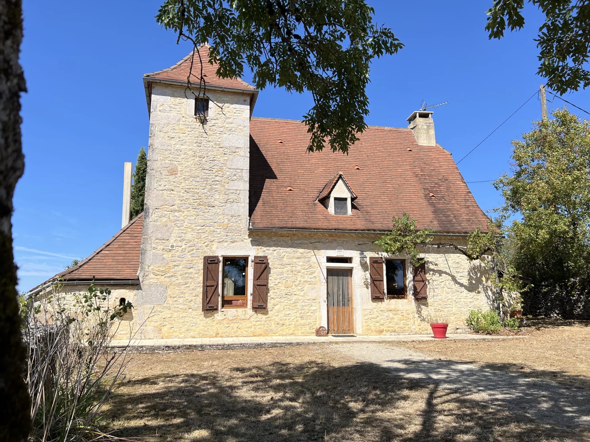 Propriété quercynoise traditionnelle avec piscine et vue à 360° !