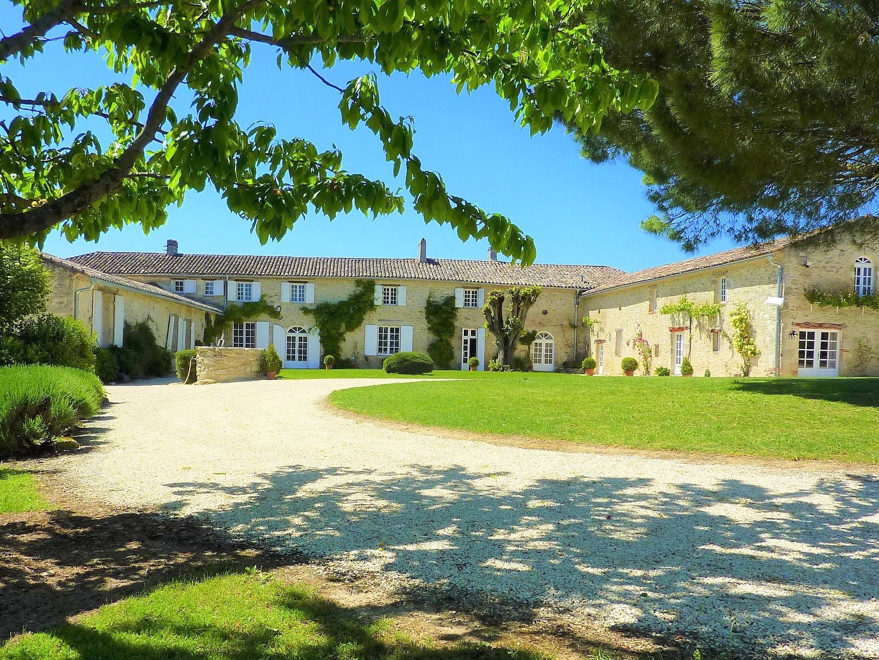 Magnifique manoir en position dominante avec piscine