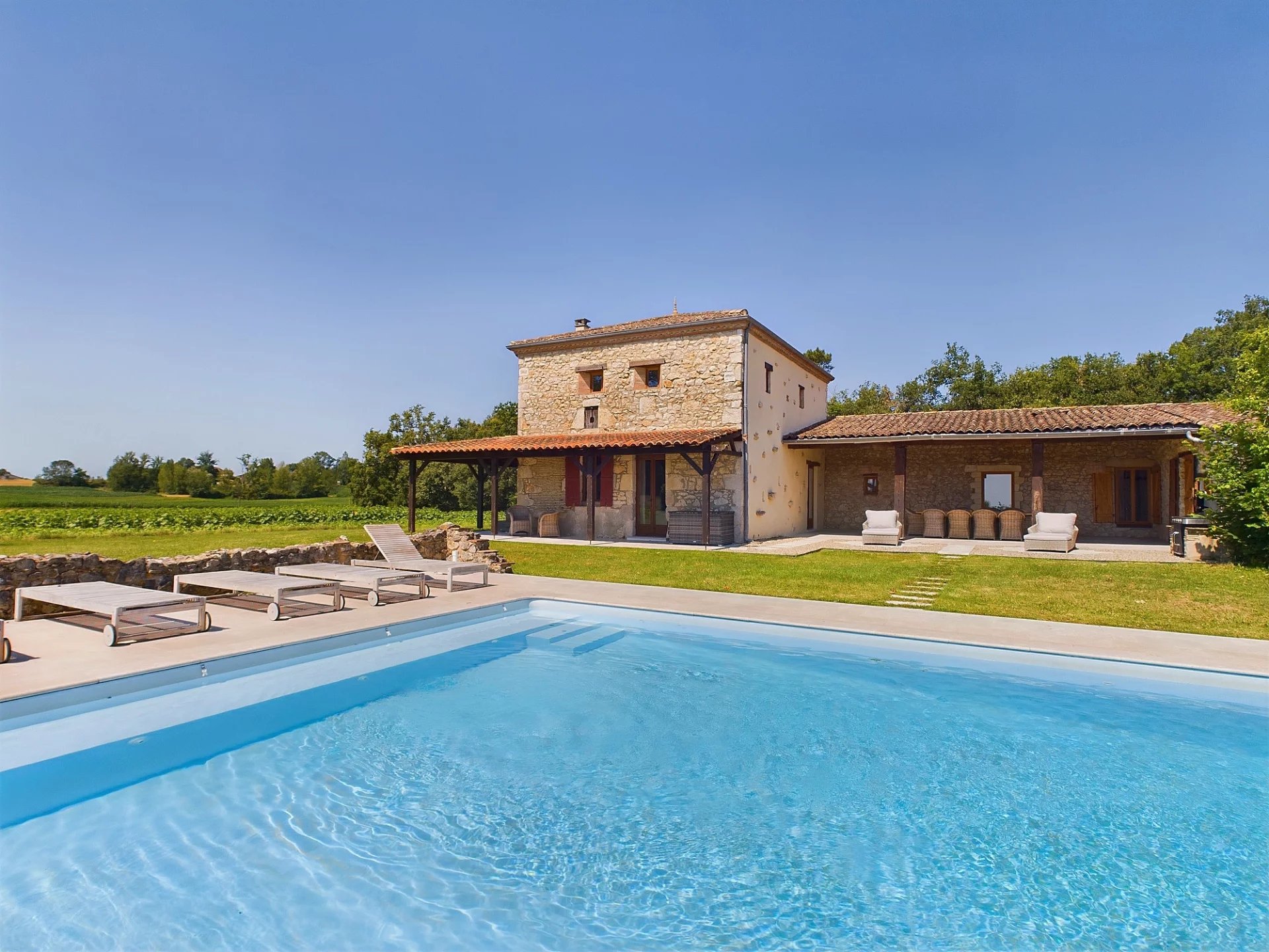 Belle maison en pierre rénovée avec piscine, bénéficiant d'une vue panoramique à Eymet