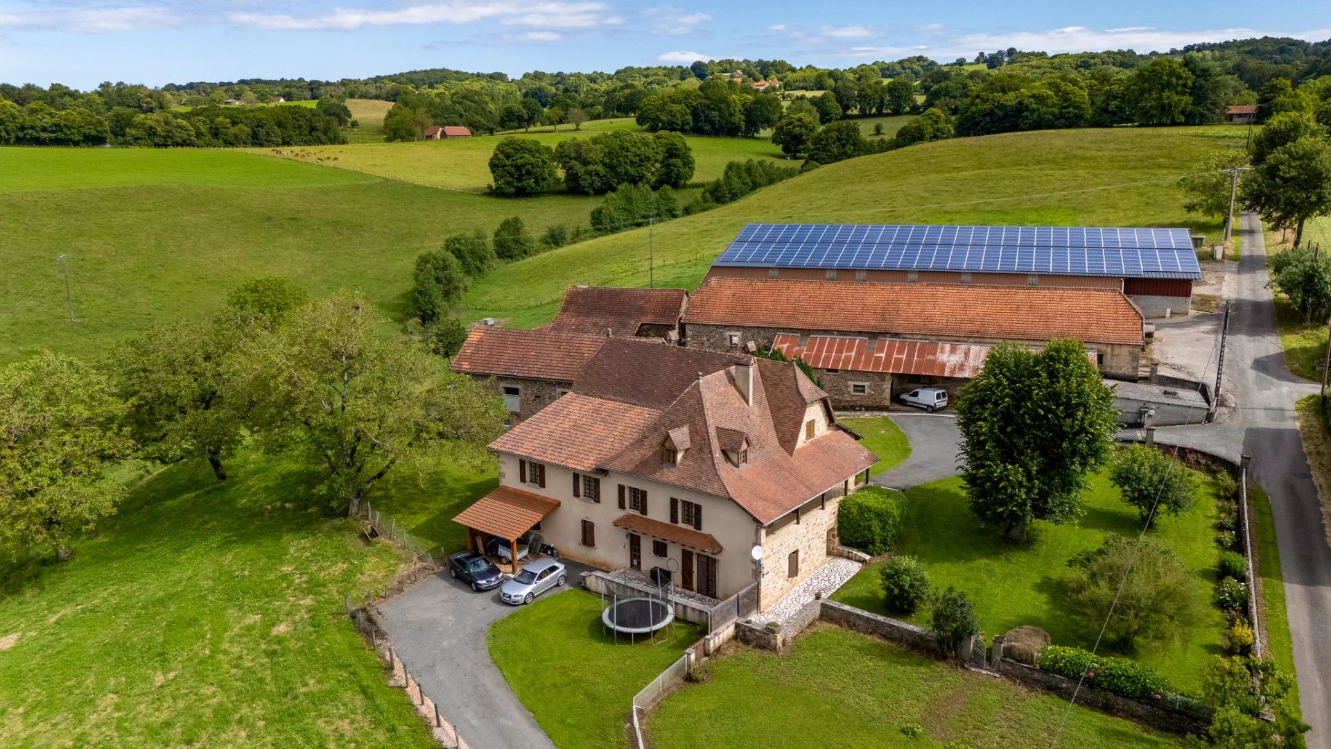 Un joyau rural - 12 hectares de terres de qualité, granges, ferme et hangar solaire