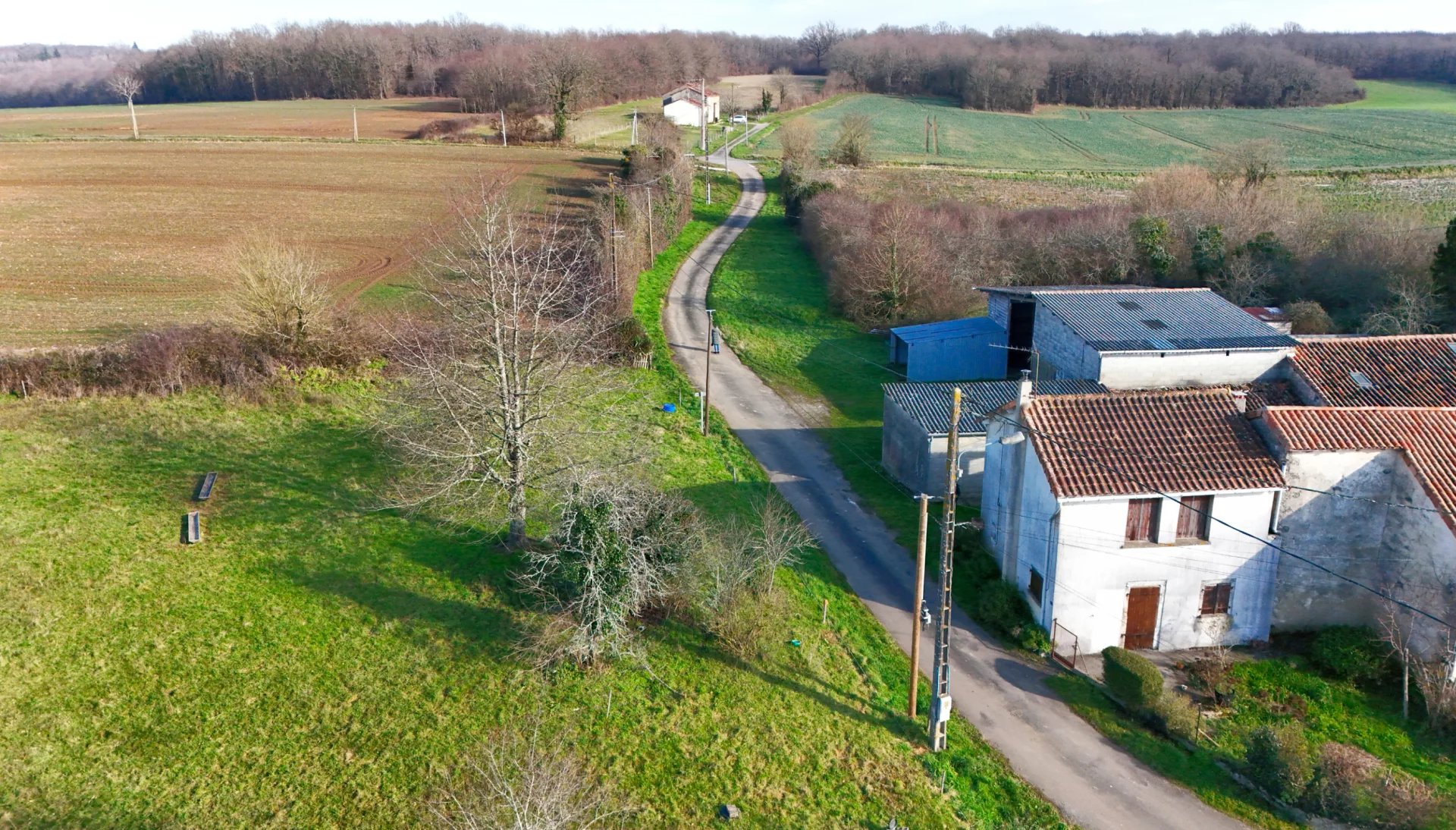 Petite maison, 2 chambres, dans hameau avec dépendances, et terrain