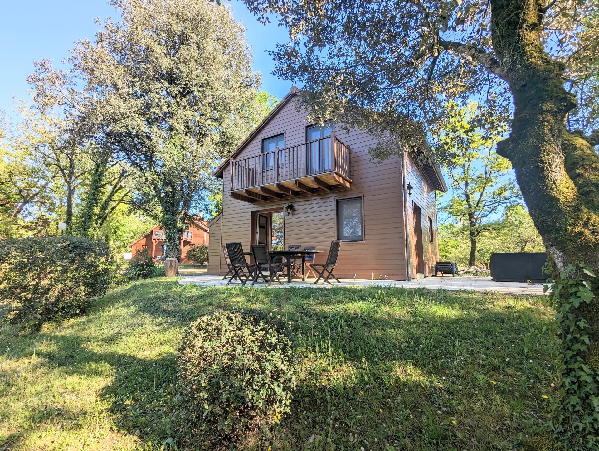 3-bedroom chalet on Dordogne golf course featuring an open-plan layout, fully equipped kitchen, woodburner, and three double bedrooms.