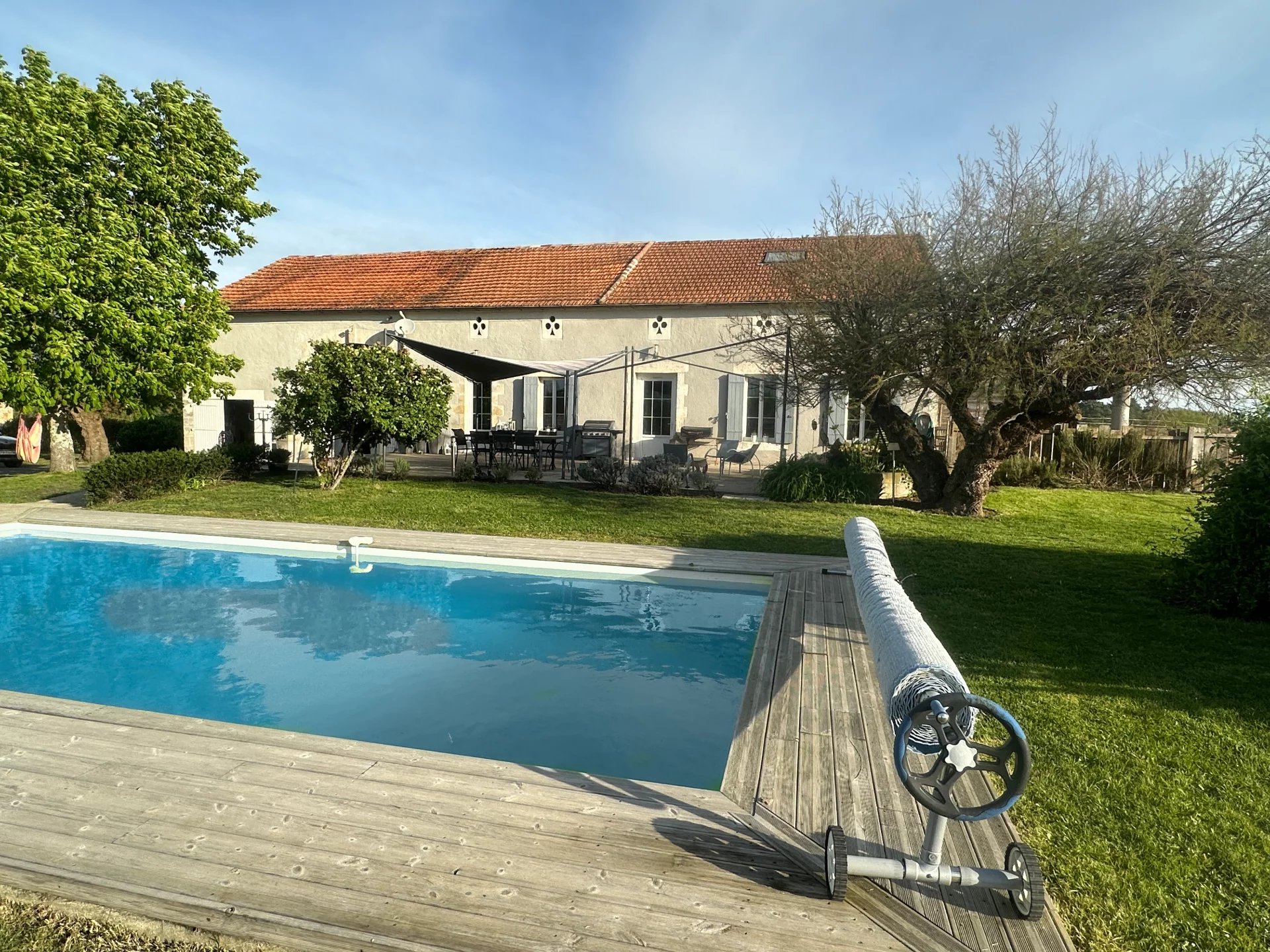 30 minutes from Bergerac and 1 hour from Bordeaux, 160m² country retreat with barn and pool
