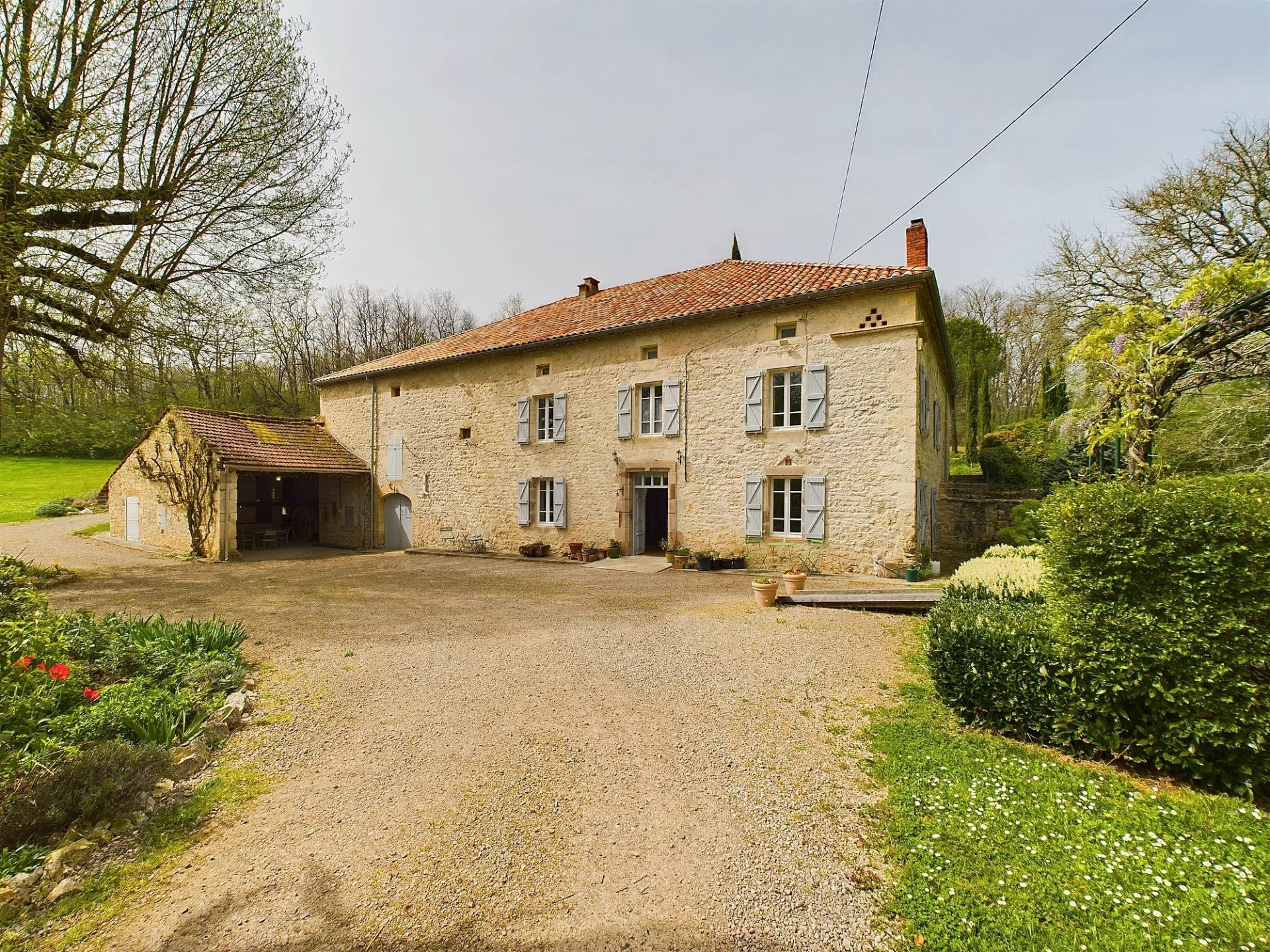 Magnifique moulin restauré avec lac et terrain