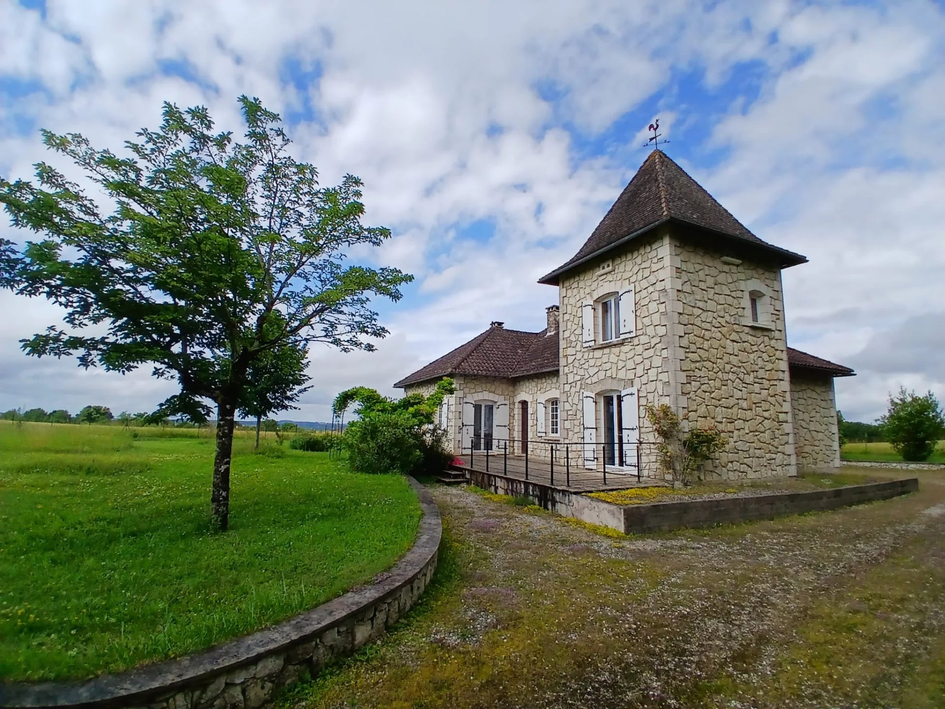 Propriété de trois chambres avec vues panoramiques.