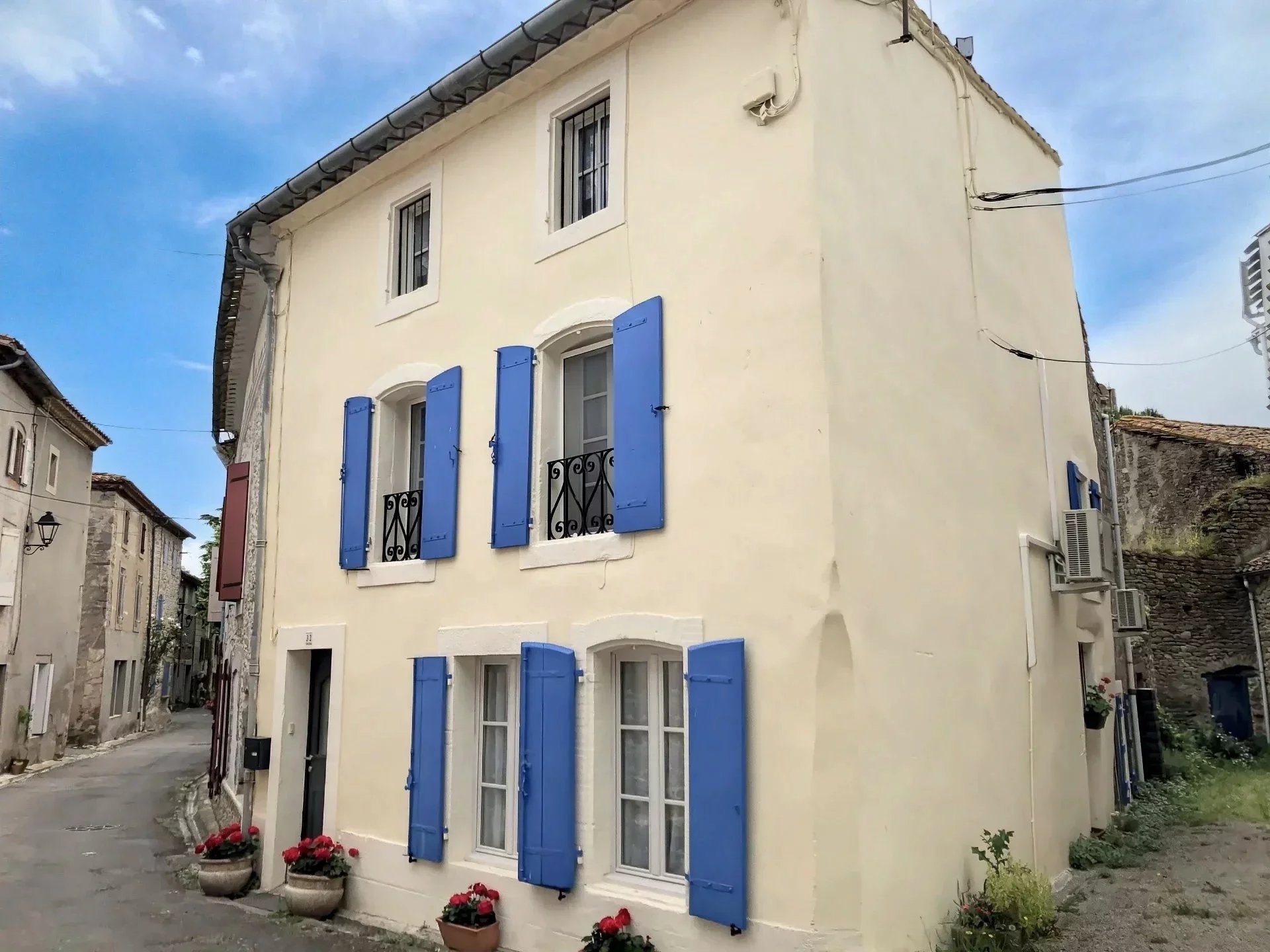 Trausse - 5 bedroomed village property with guest house
