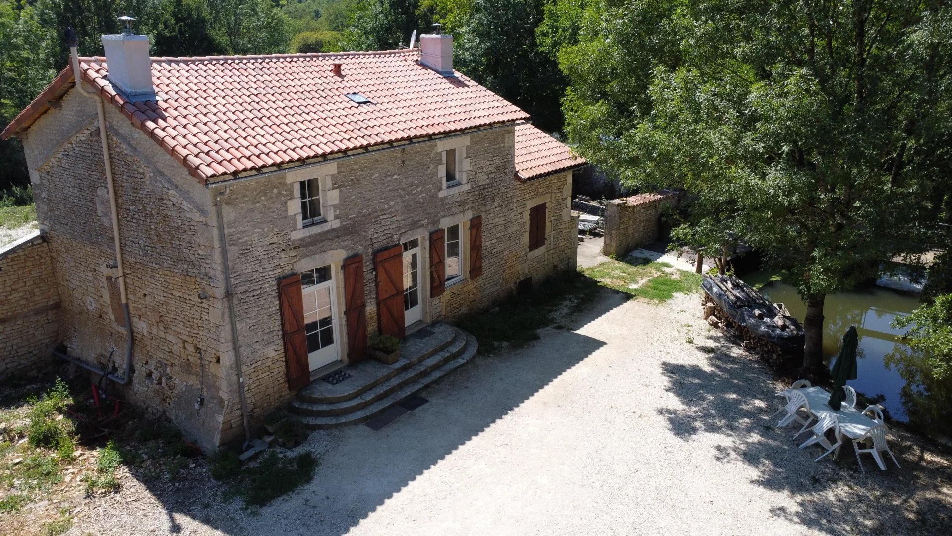 Beautiful renovated mill on the Charente - 10 minutes from Ruffec