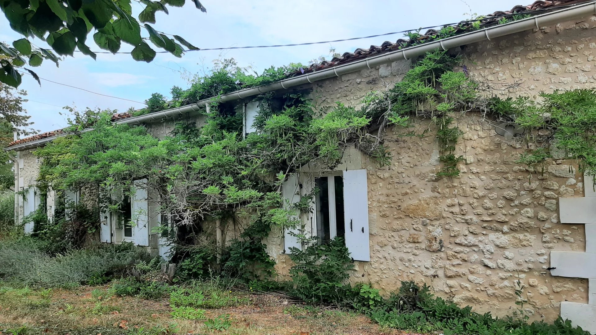 Pretty stone house close to all services