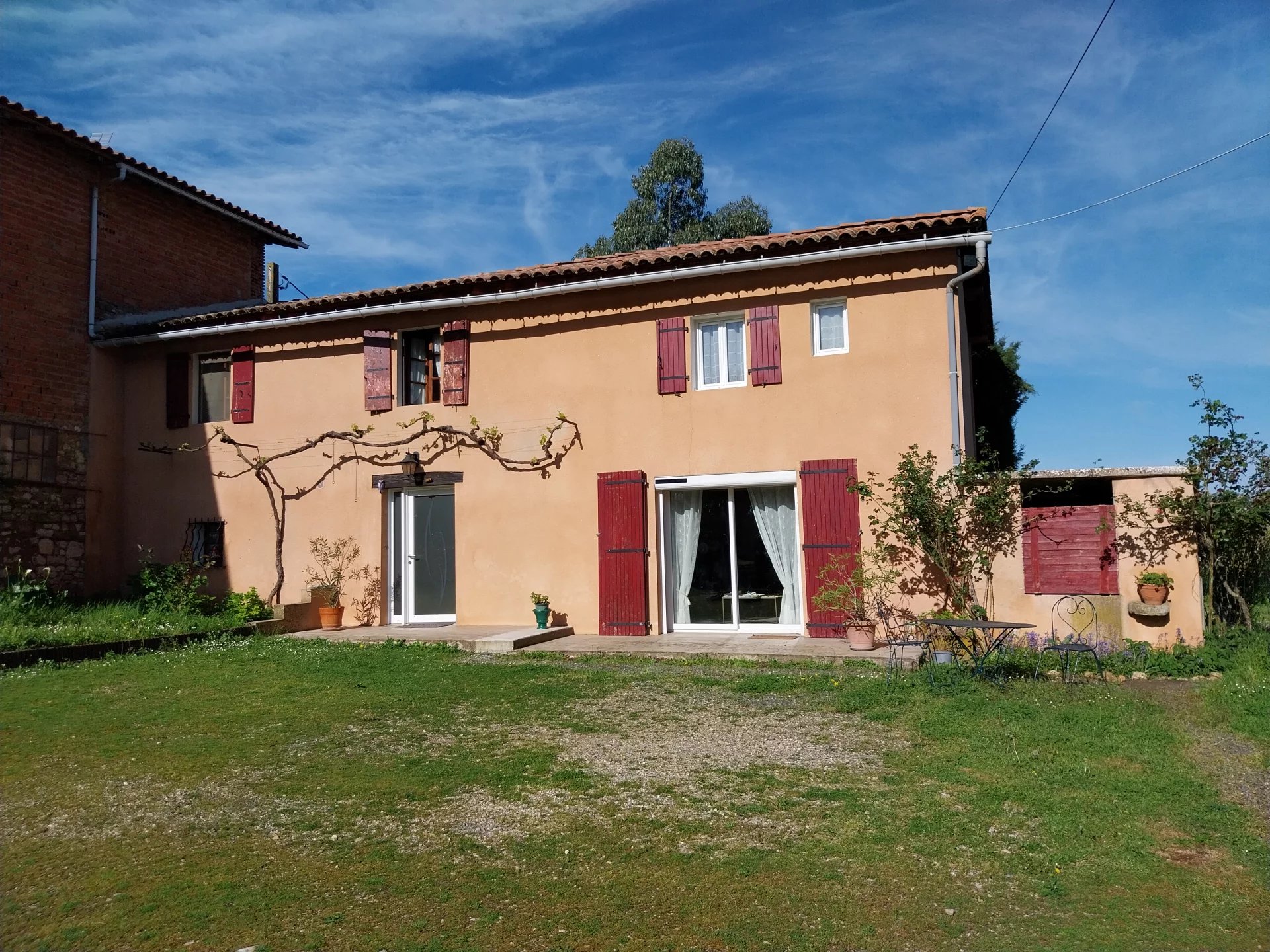 Equine property with 2 houses, an appartment and kennels