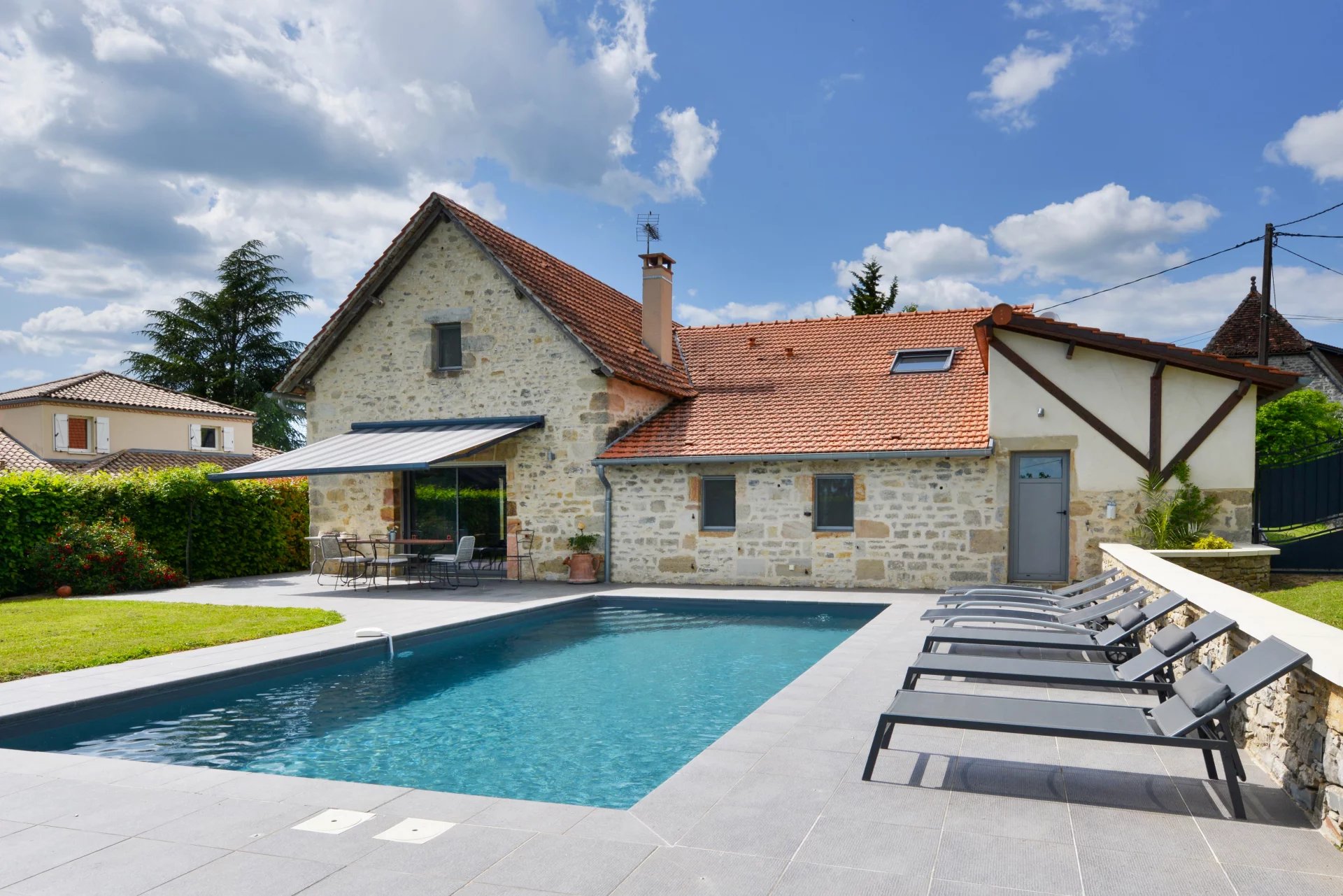 Une spacieuse maison en pierre avec piscine dans un hameau tranquille