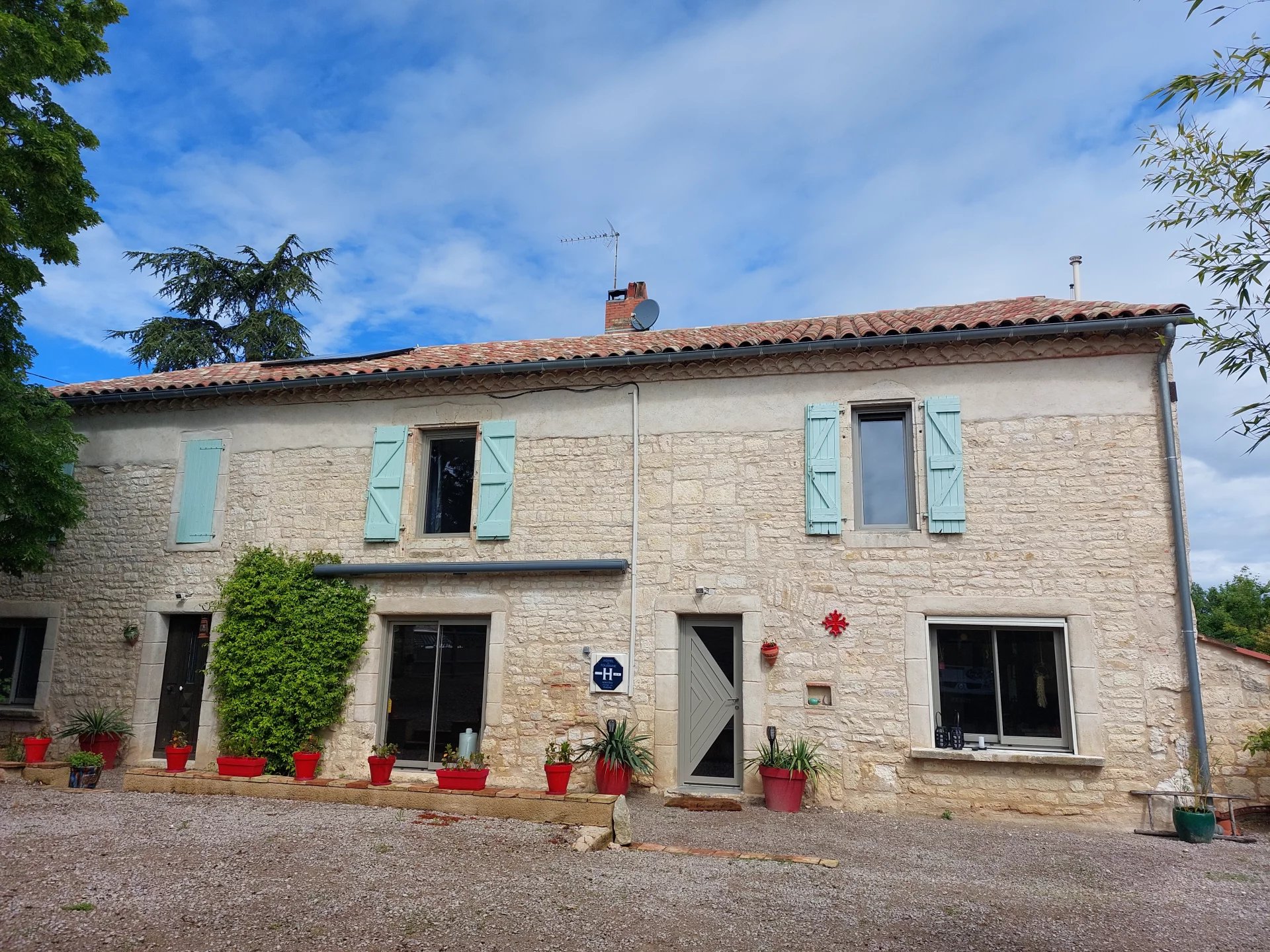 Triangle d'or - Grande maison avec des dépendances et du terrain