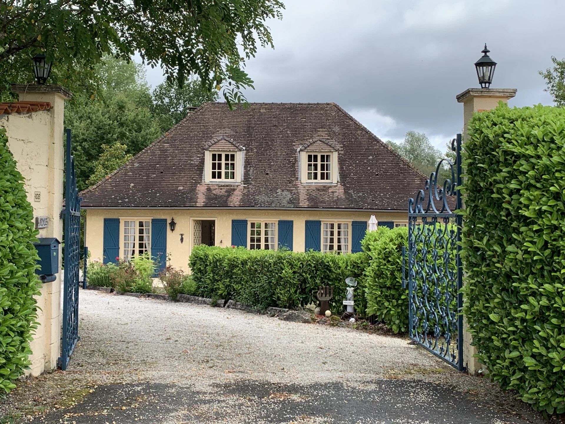 Maison indépendante avec maison d'amis dans un endroit idyllique avec de beaux jardins