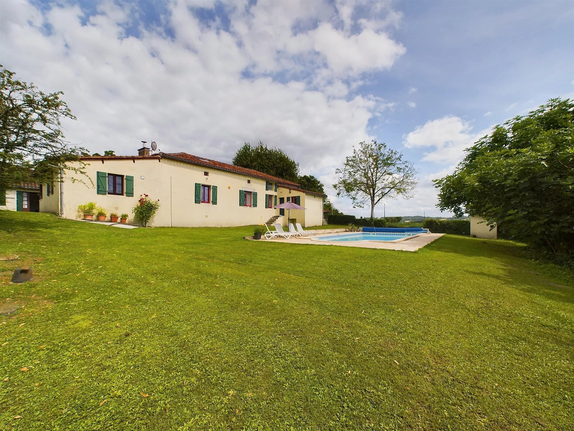 Propriété de quatre chambres avec maison d'amis et vues panoramiques.