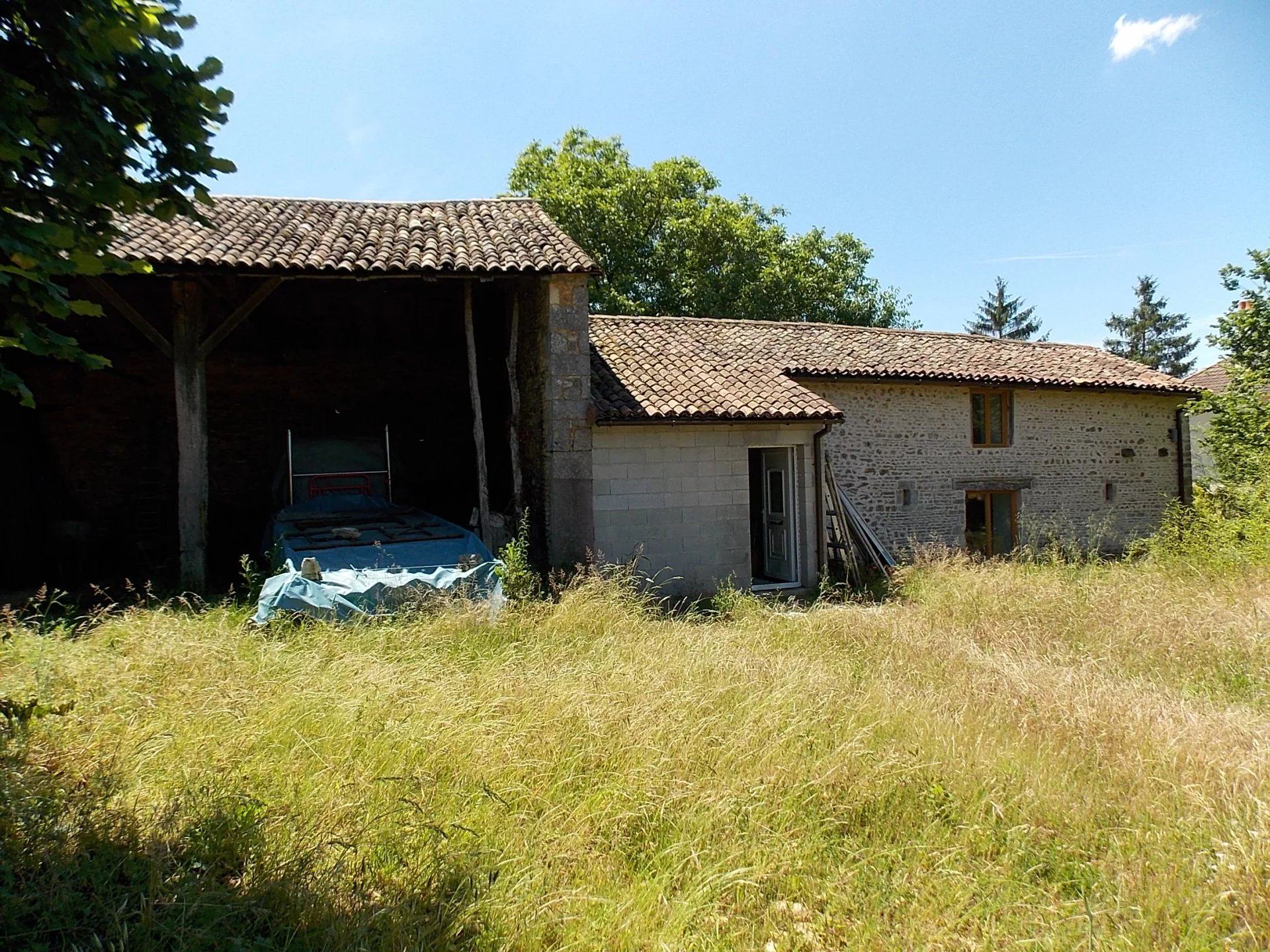 Attractive stone barn to convert near Civray