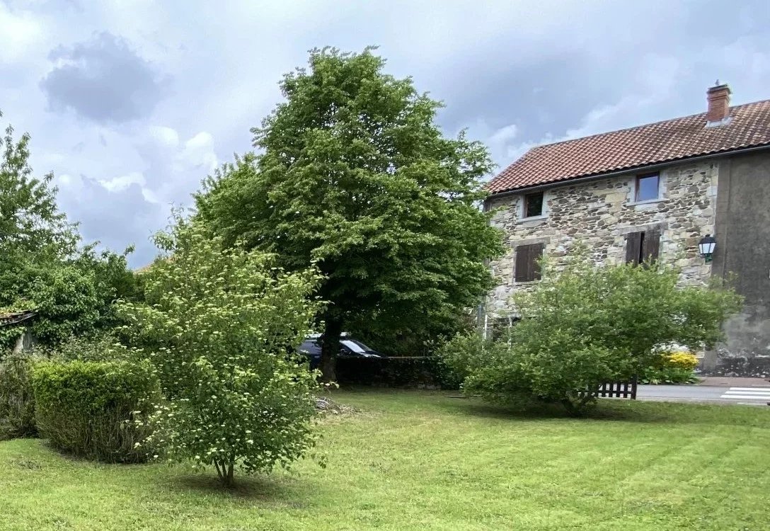 Lovely detached village house with garden and private walled courtyard