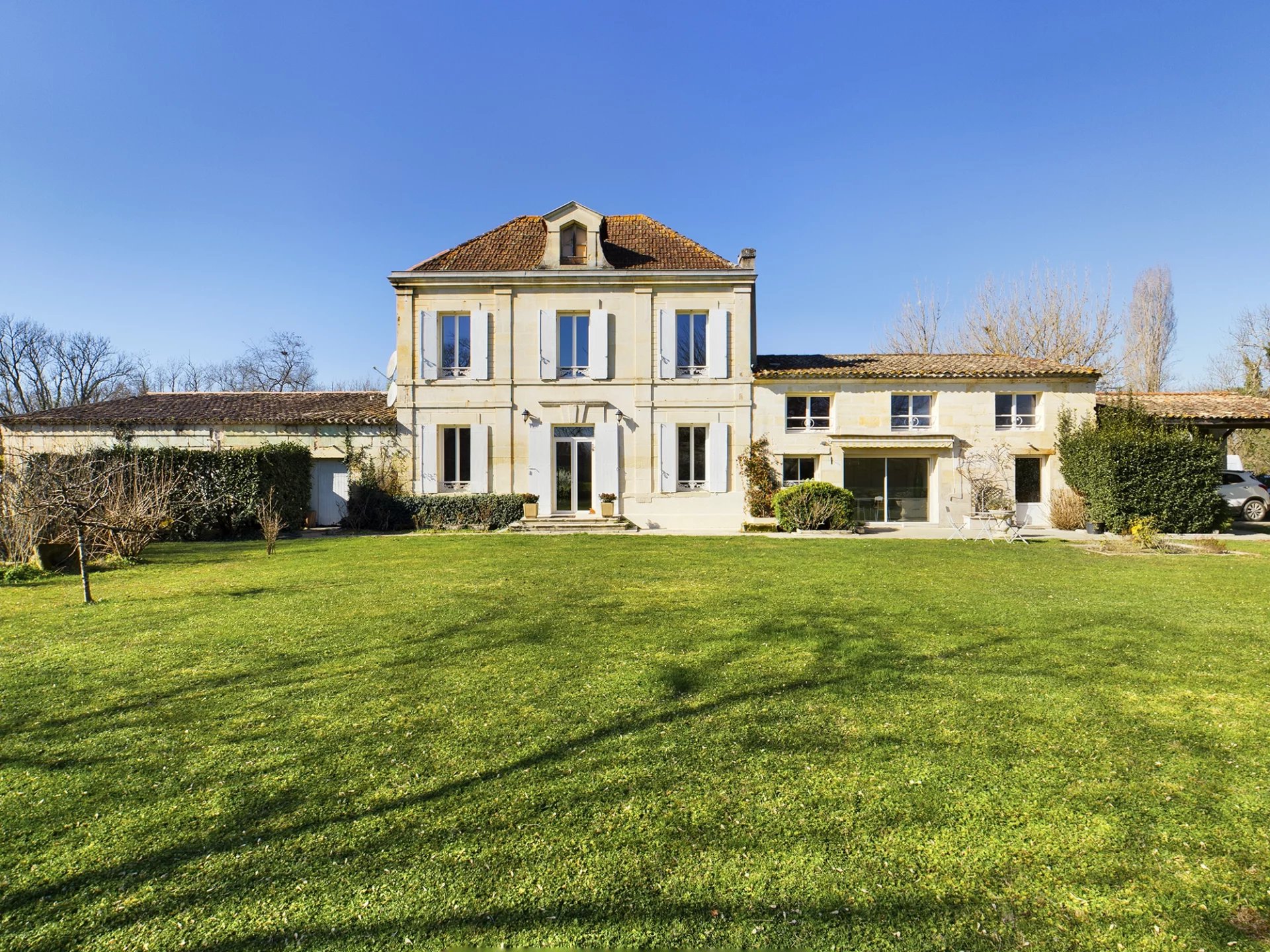 Secluded Manor house with guest annex near Libourne