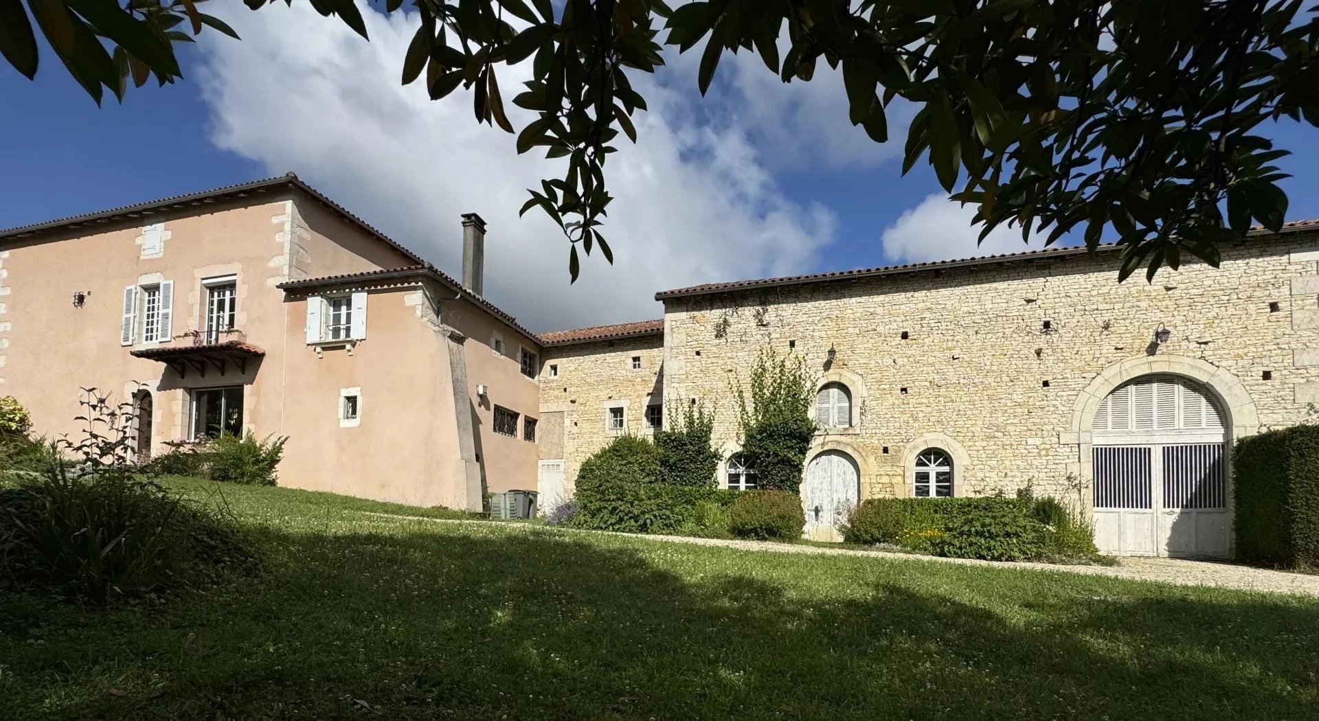 Beautiful seven-bedroom manor house with outbuildings and potential for gîtes