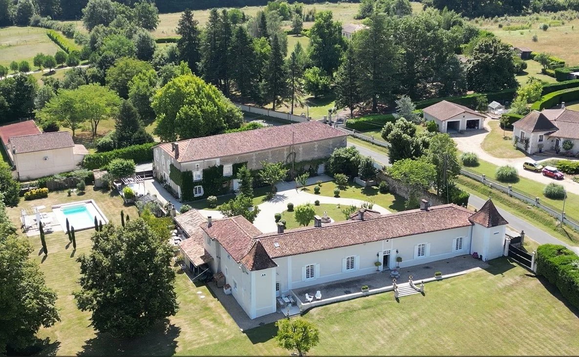 Domaine de style chartreuse avec un potentiel commercial