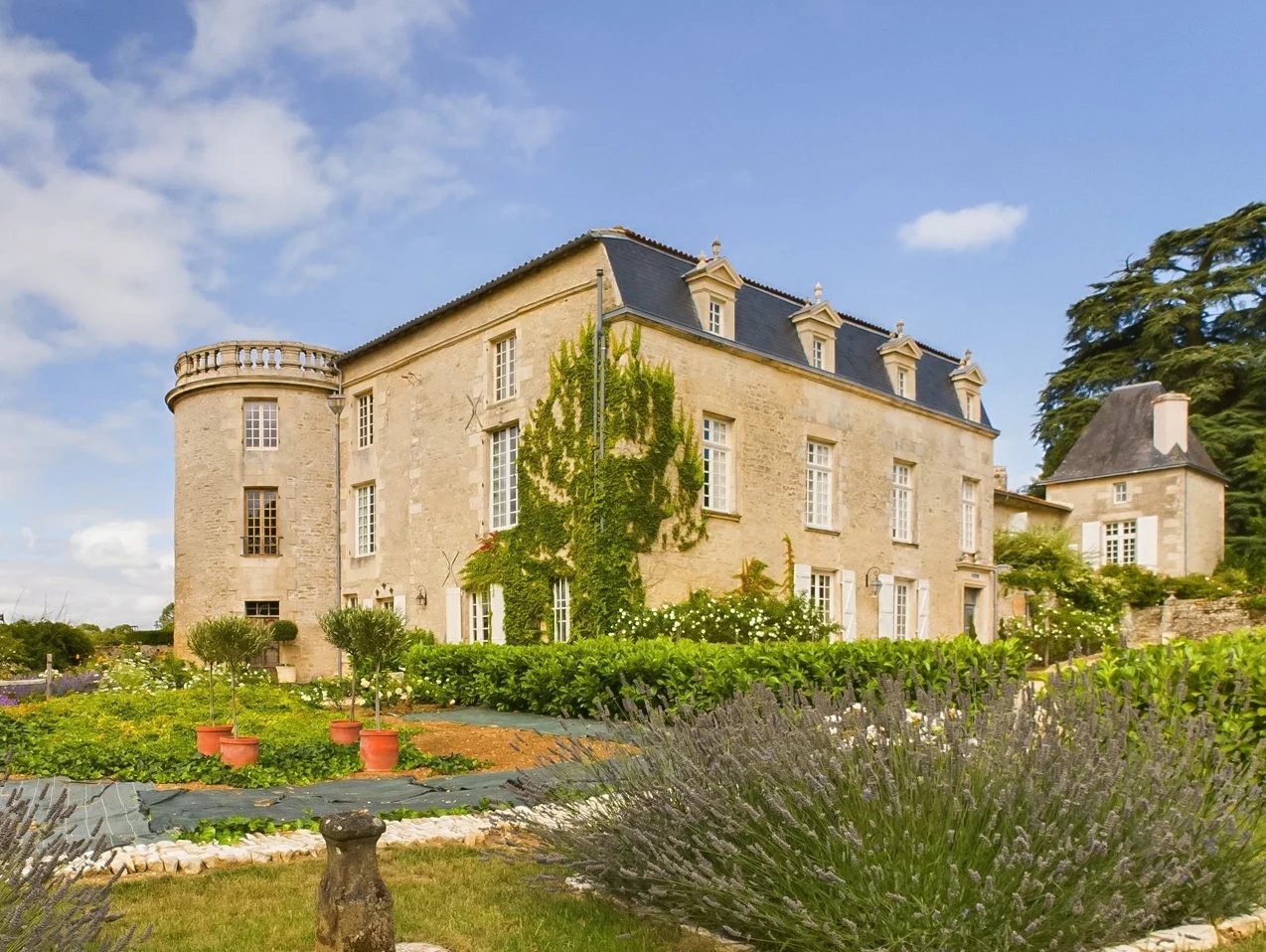 Superb fully restored 14th century château with stunning interiors