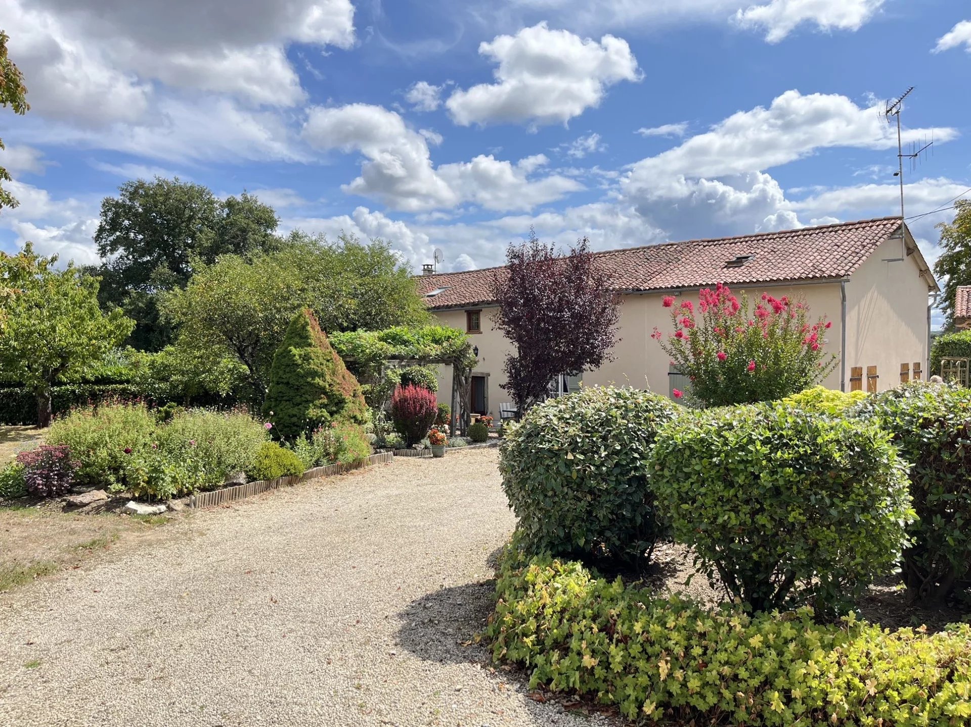 Maison de caractere avec 3 chambres, 3 salle d'eau et piscine