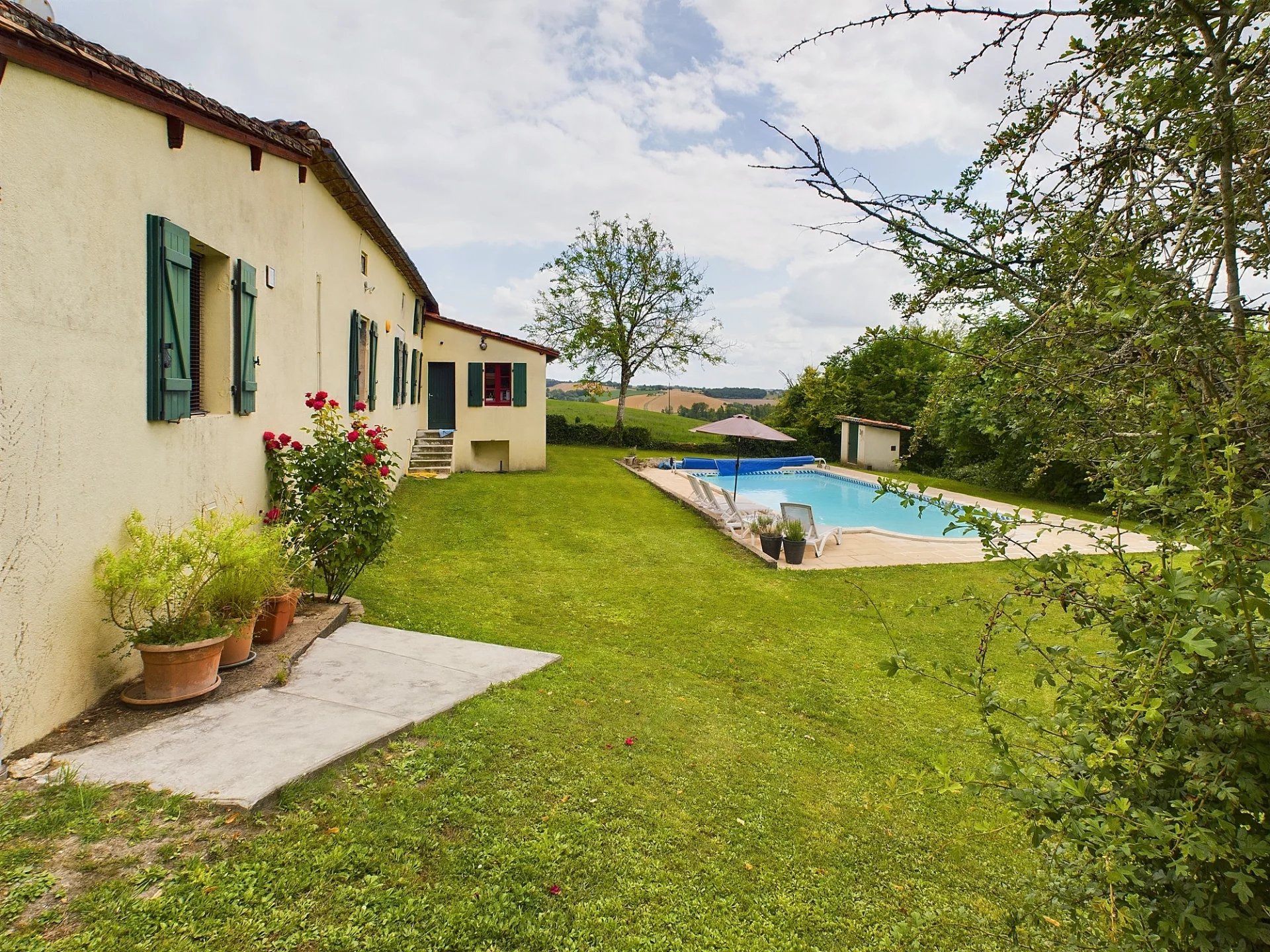 Propriété de quatre chambres avec maison d'amis et vues panoramiques.