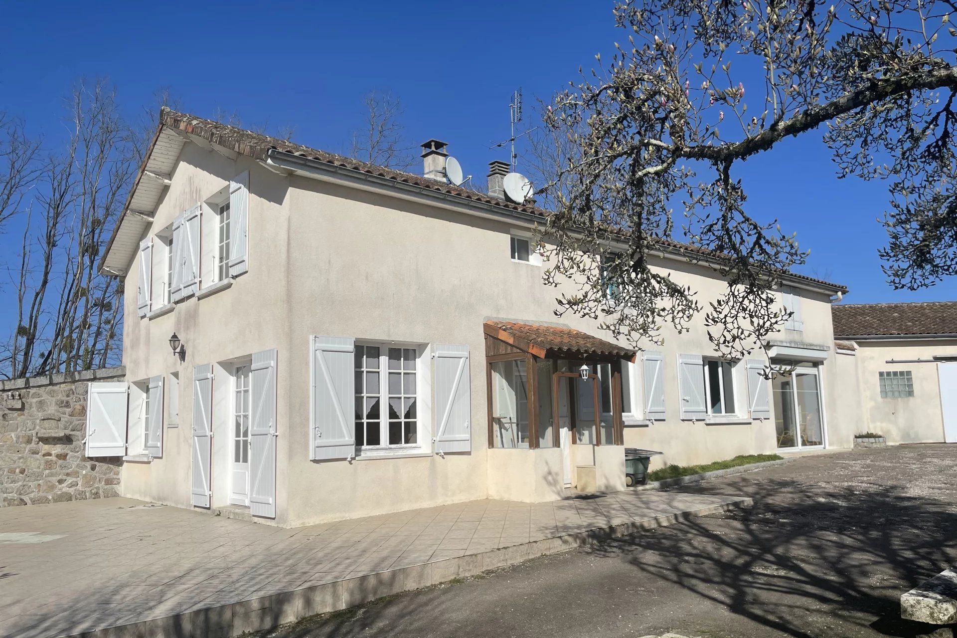 Maison de 5 chambres, appartement, piscine et jardins