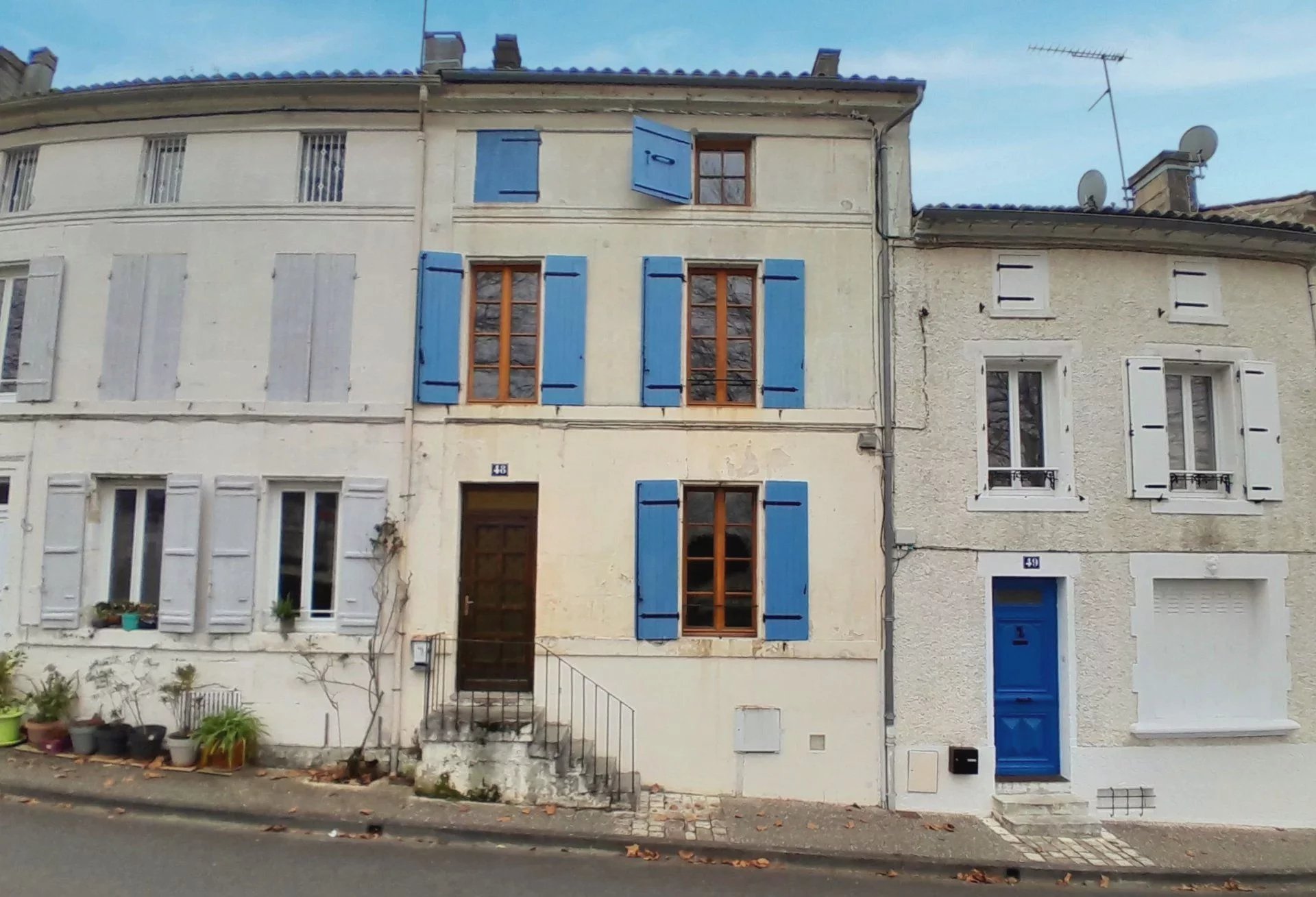 Maison d'habitation en bordure du centre de Jarnac avec une cour