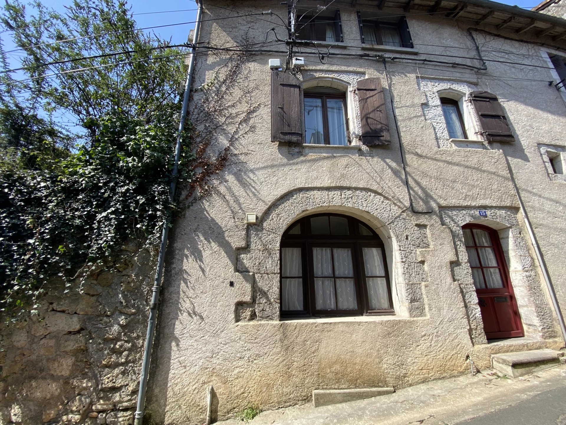 Maison de village offrant 3 chambres avec terrasse couverte
