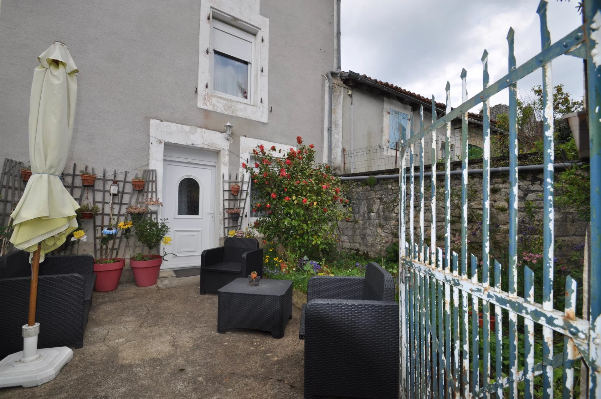 Lovely terraced cottage close to a lively village